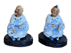 Paire de figurines chinoises à tête pivotante sur socles sculptés