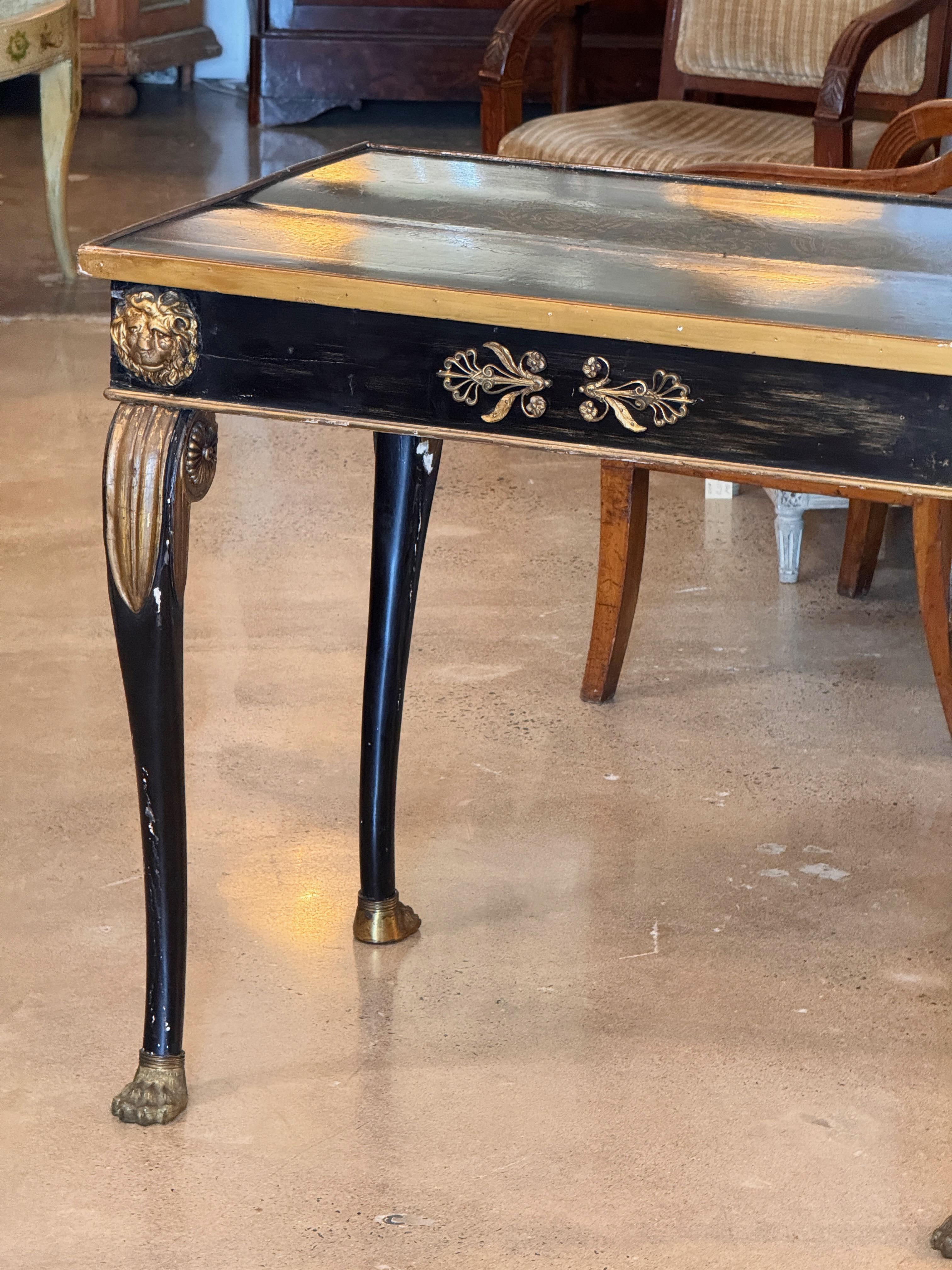 Table d'appoint Napoléon III ébonitée et dorée Bon état - En vente à Charlottesville, VA