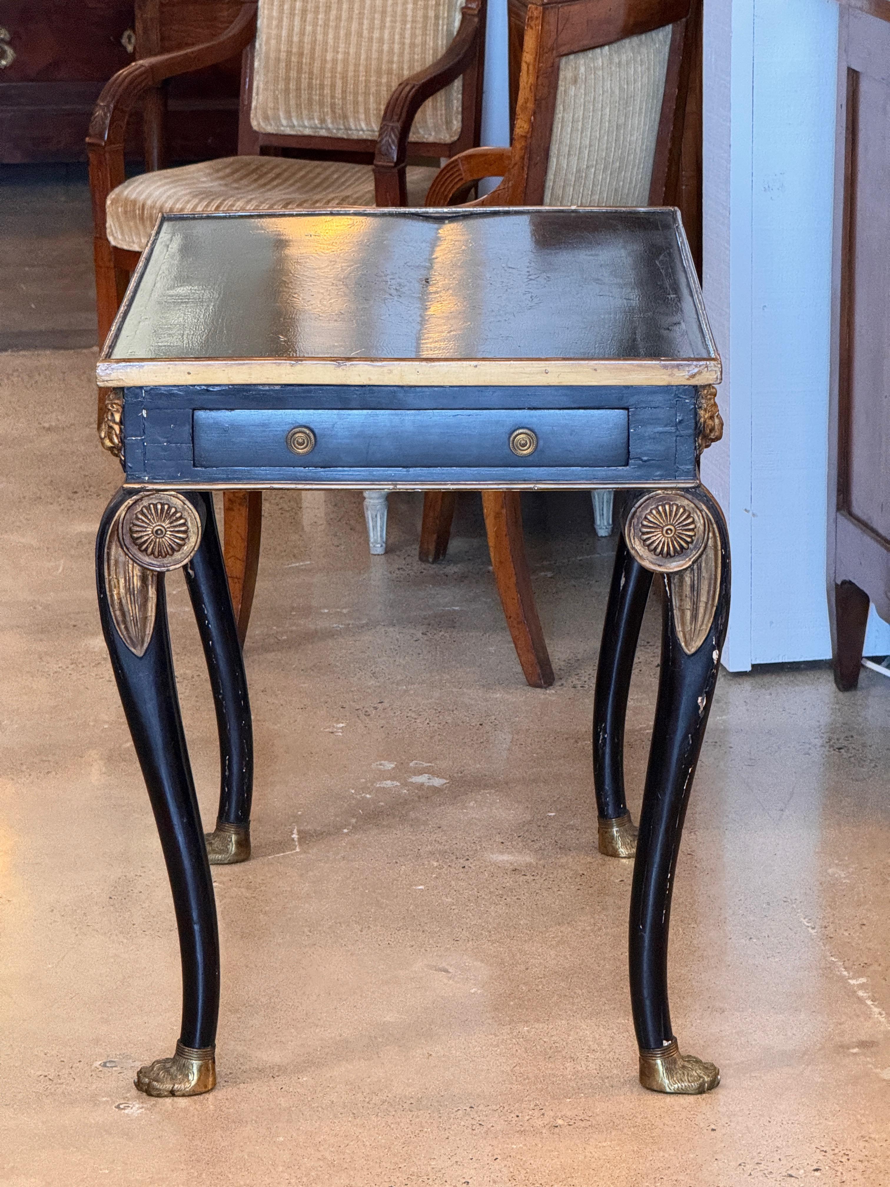 Table d'appoint Napoléon III ébonitée et dorée en vente 6