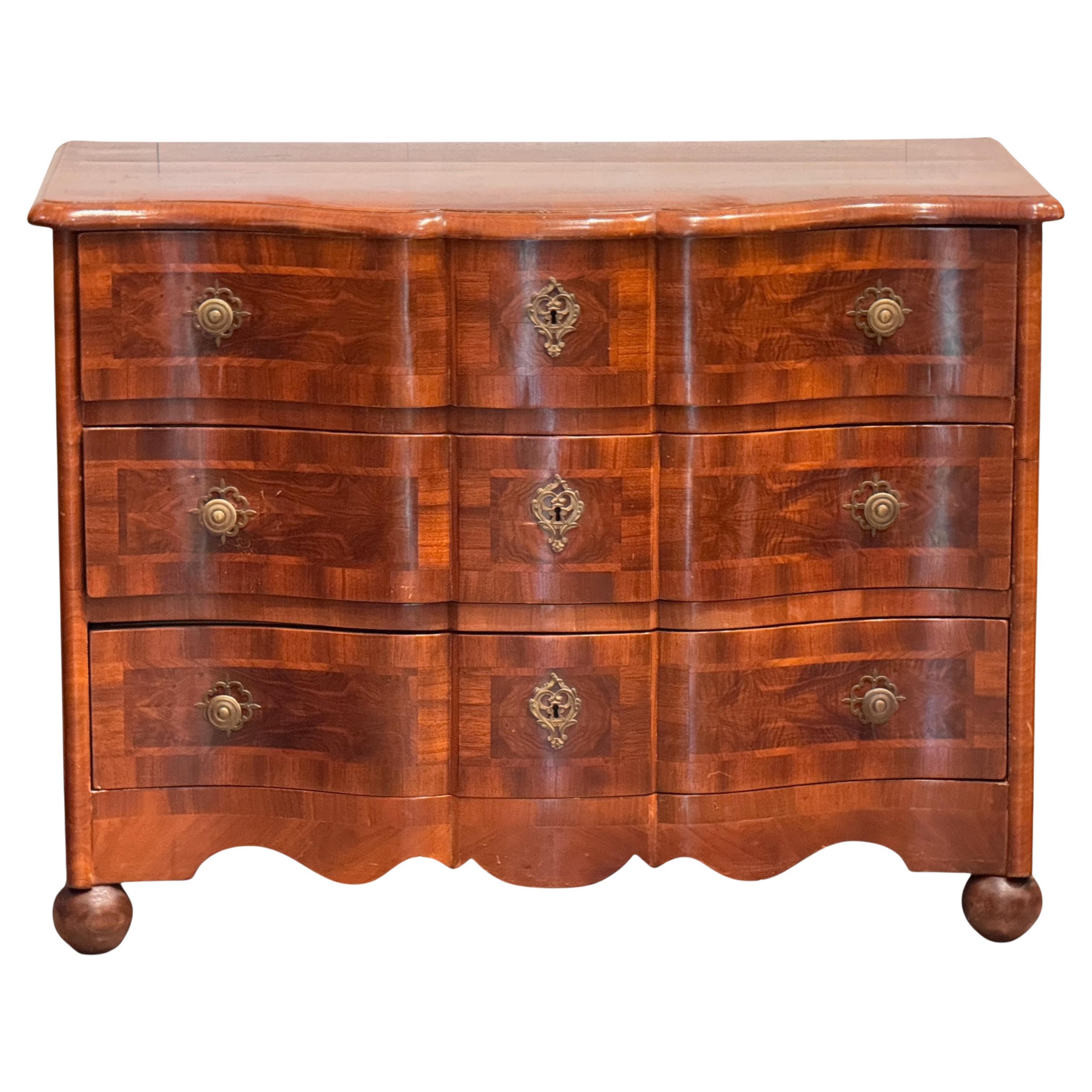 Commode serpentine continentale avec placage incrusté