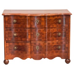 Commode serpentine continentale avec placage incrusté