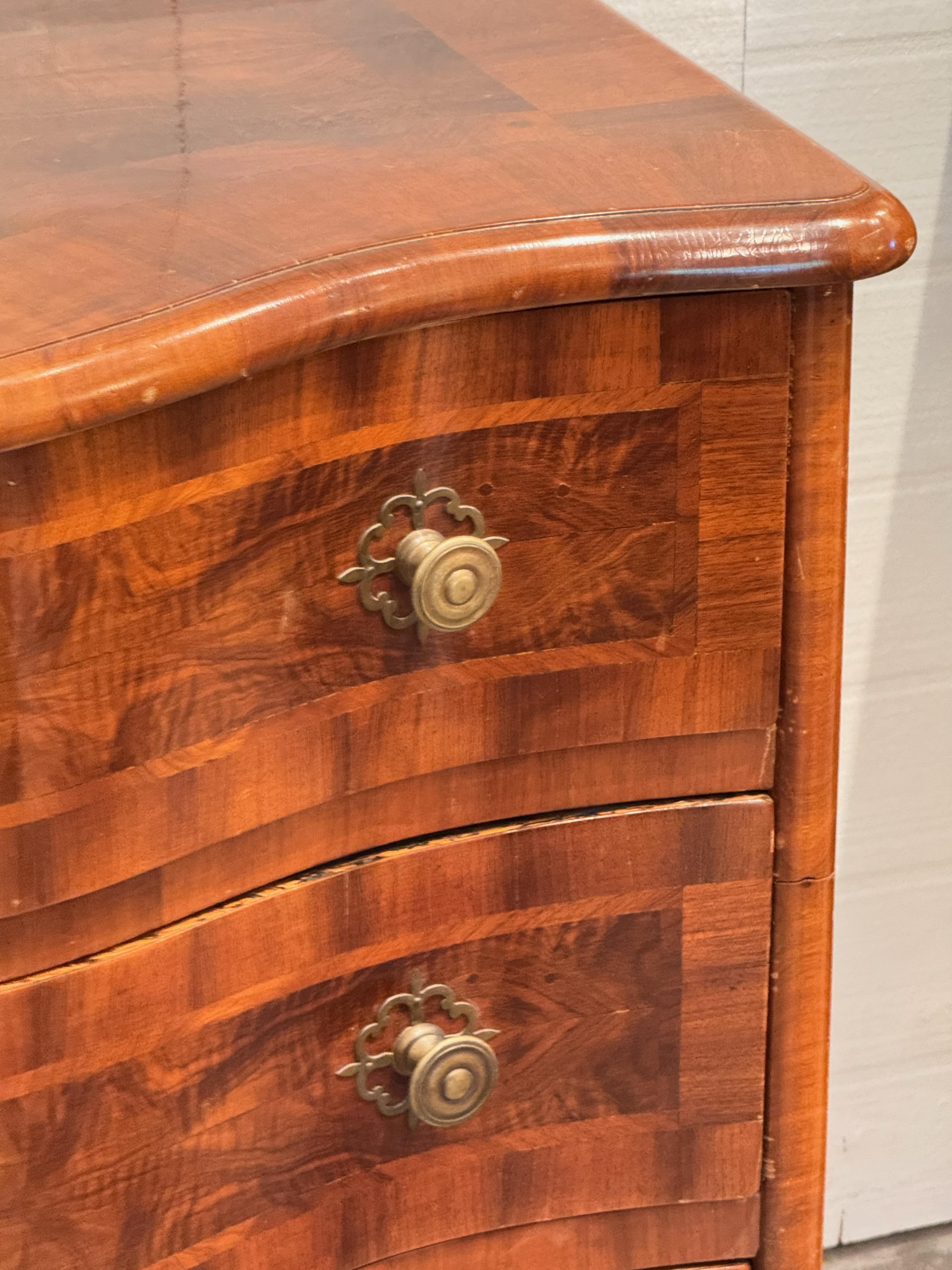 Continental Serpentine Chest With Inlaid Veneer In Good Condition For Sale In Charlottesville, VA