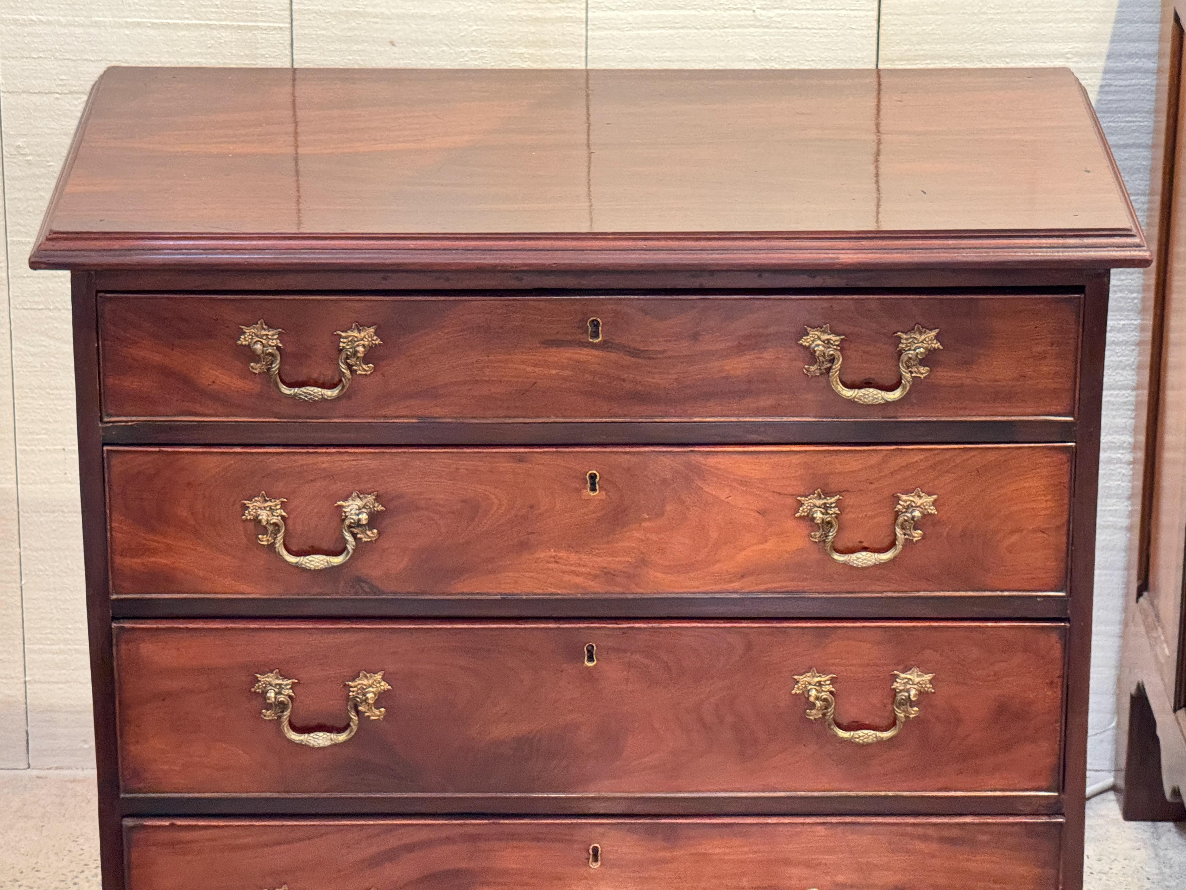 George III Mahogany Chest of Drawers In Good Condition For Sale In Charlottesville, VA