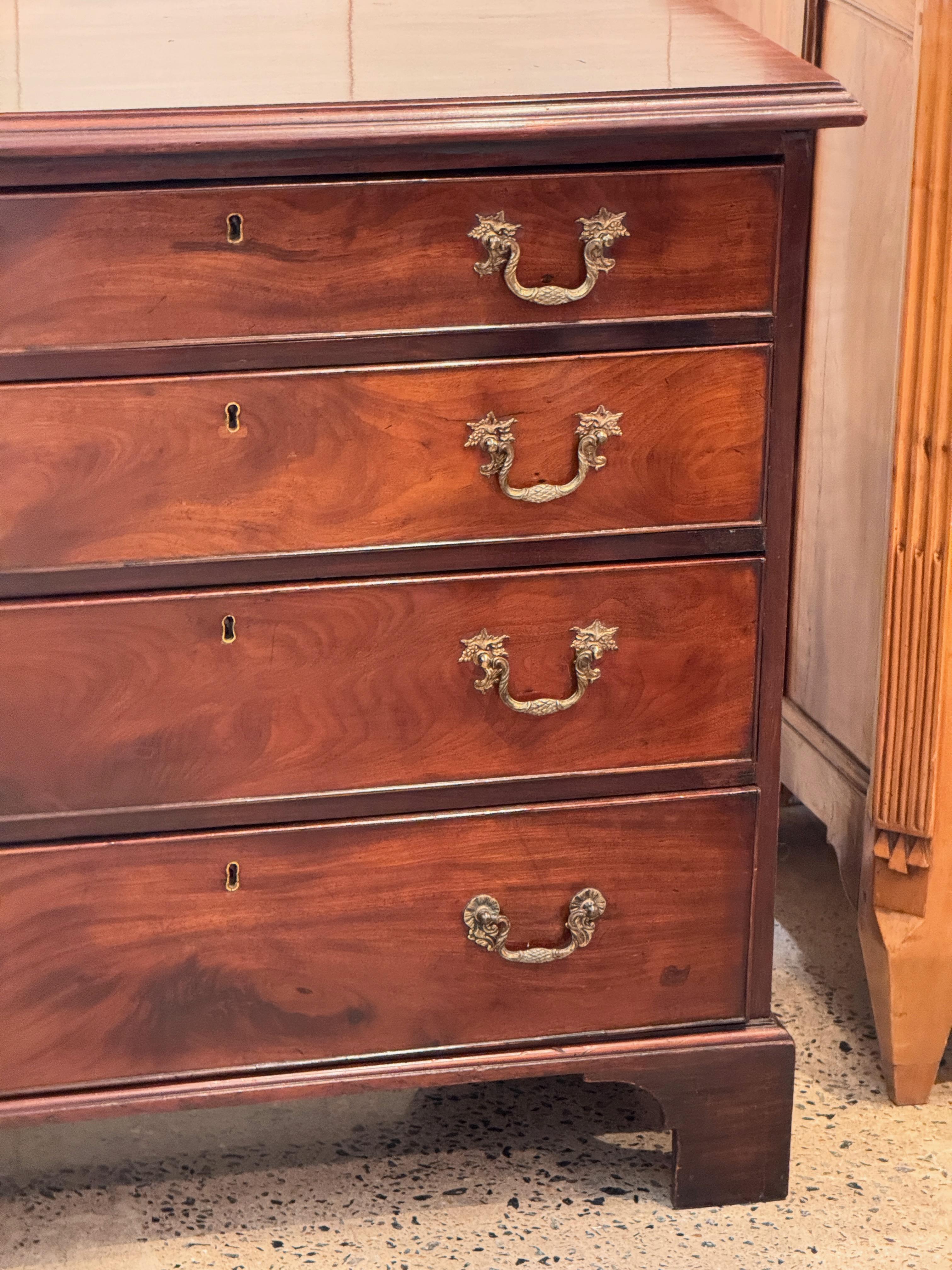 British George III Mahogany Chest of Drawers For Sale