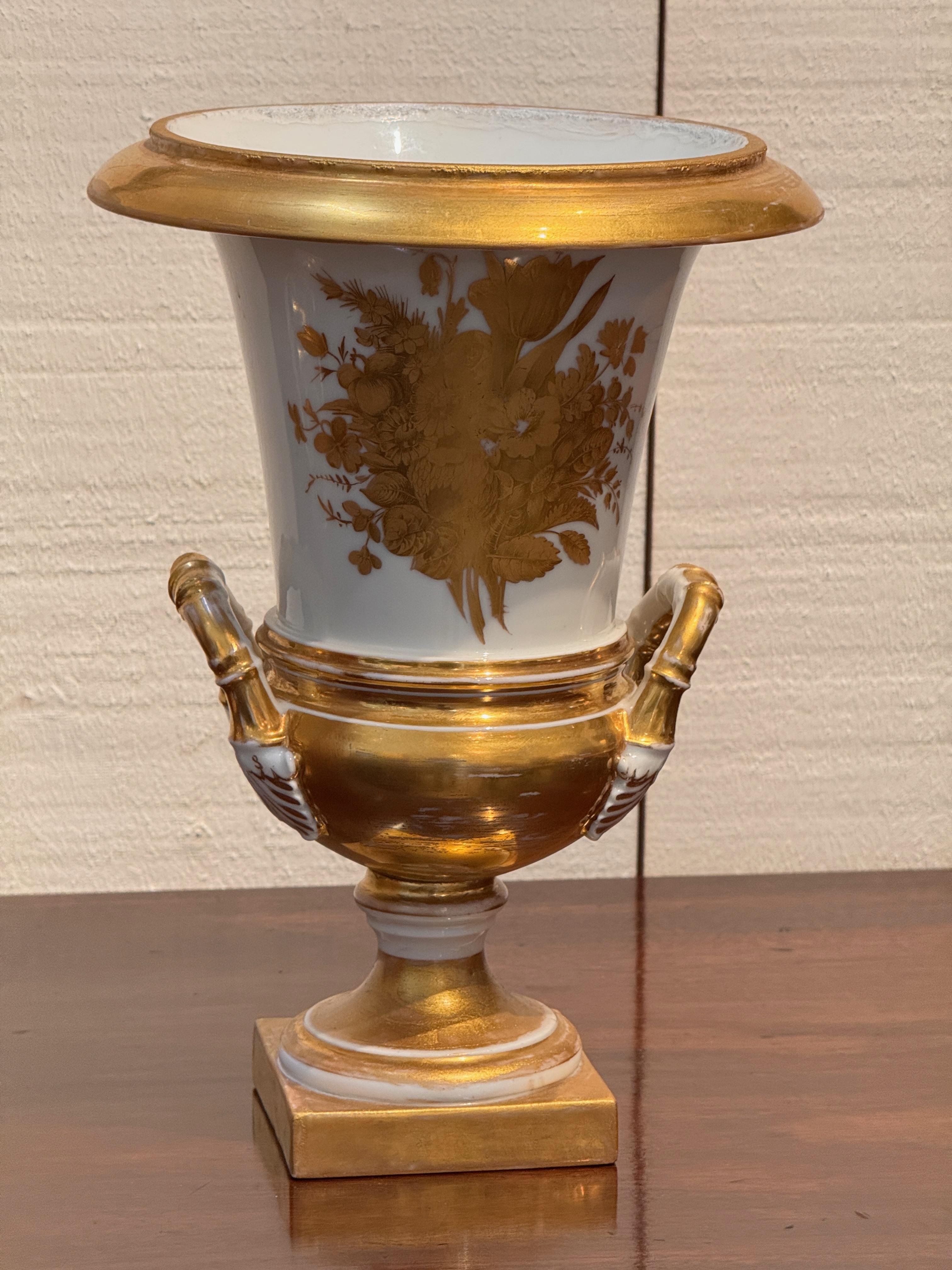 Porcellana Coppia di urne in porcellana Old Paris del XIX secolo con manici dorati e piedi squadrati in vendita
