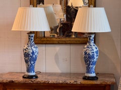 Ein Paar chinesische Lampen aus blau-weißem Porzellan