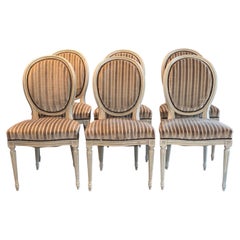 Set aus sechs Esszimmerstühlen im französischen Louis-XVI-Stil