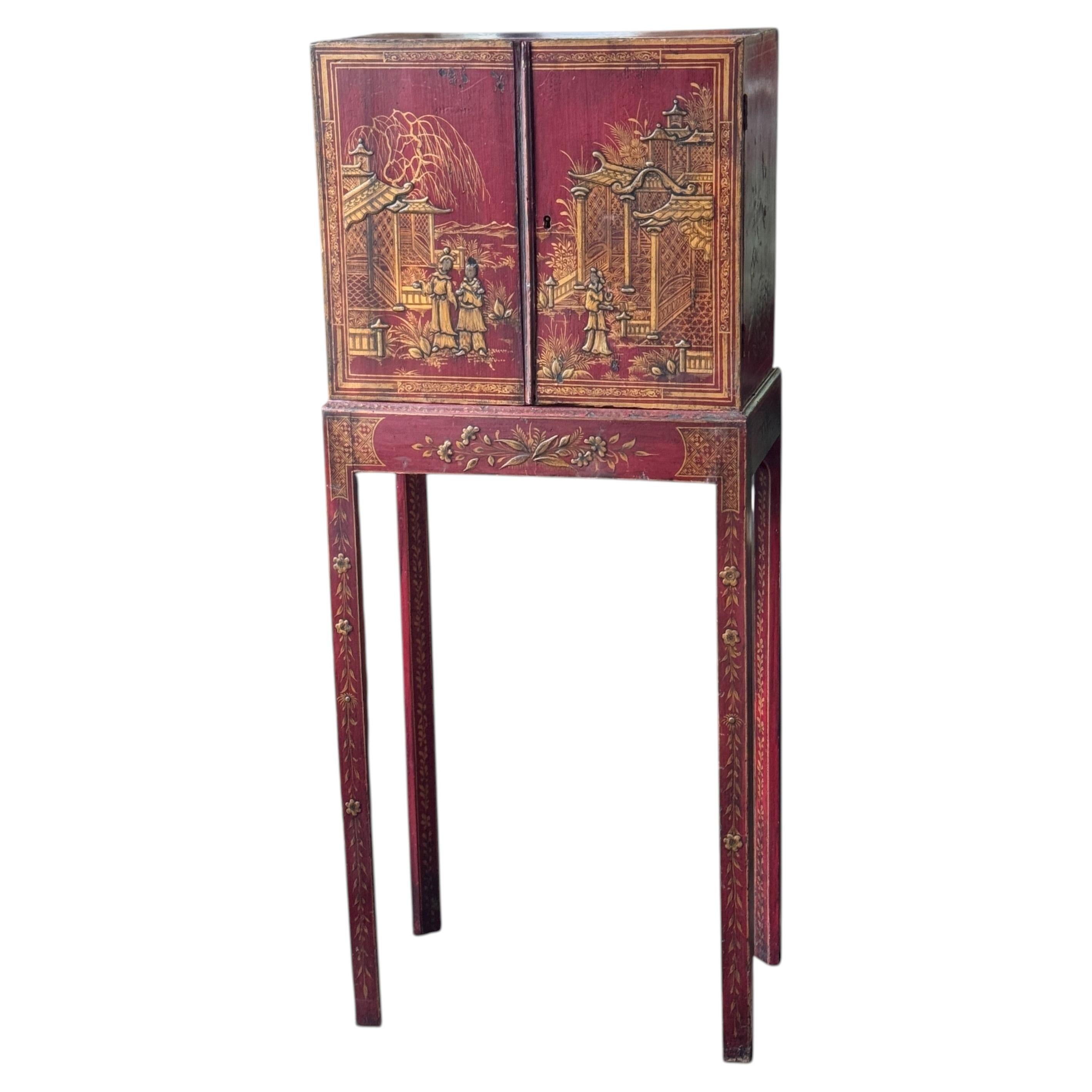Armoire de style chinoiserie anglaise du XIXe siècle, laquée en rouge