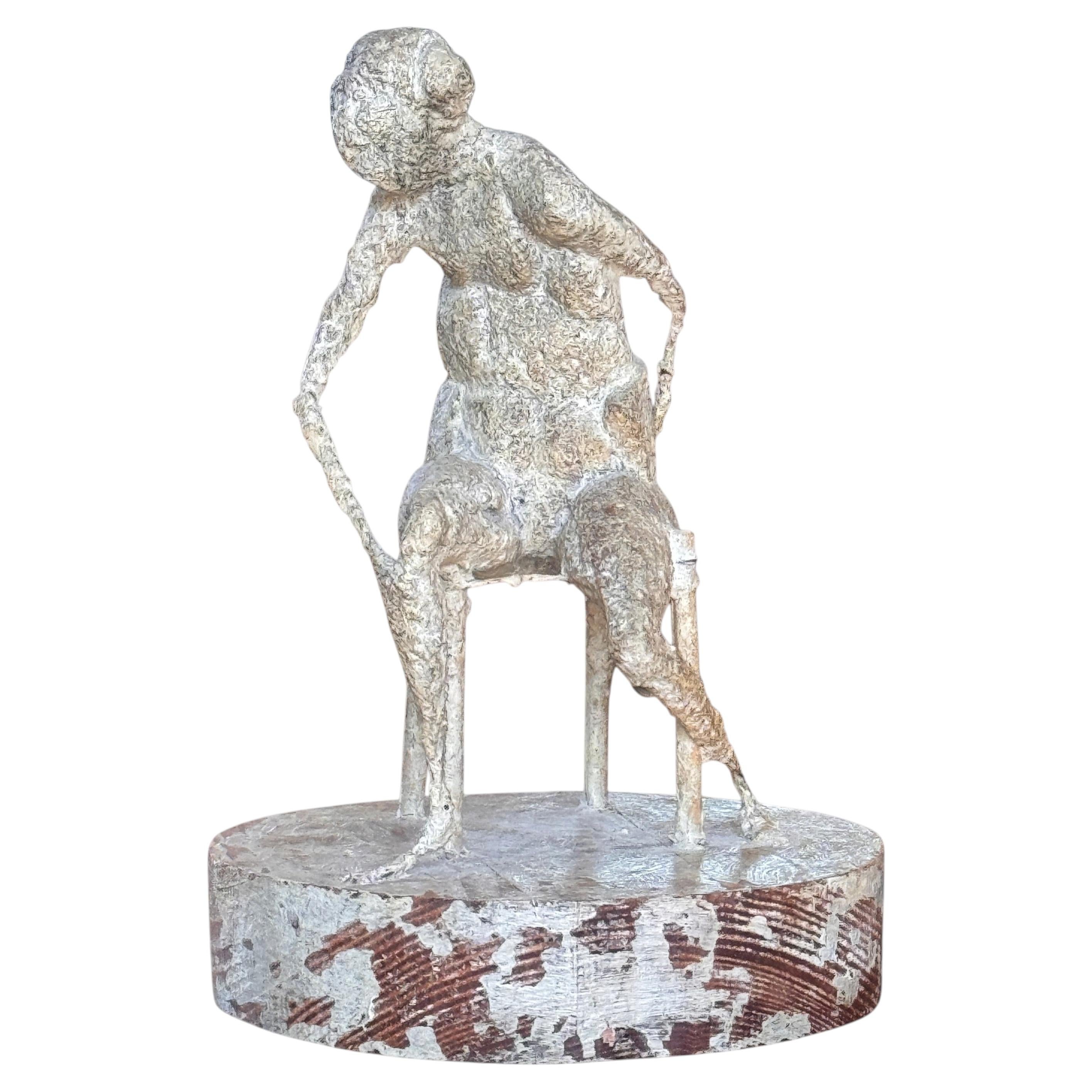 Escultura abstracta de una figura sentada en venta