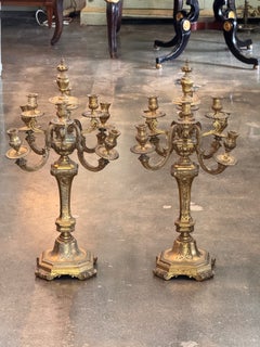Ein Paar fünfarmige Kerzenleuchter aus vergoldeter Bronze