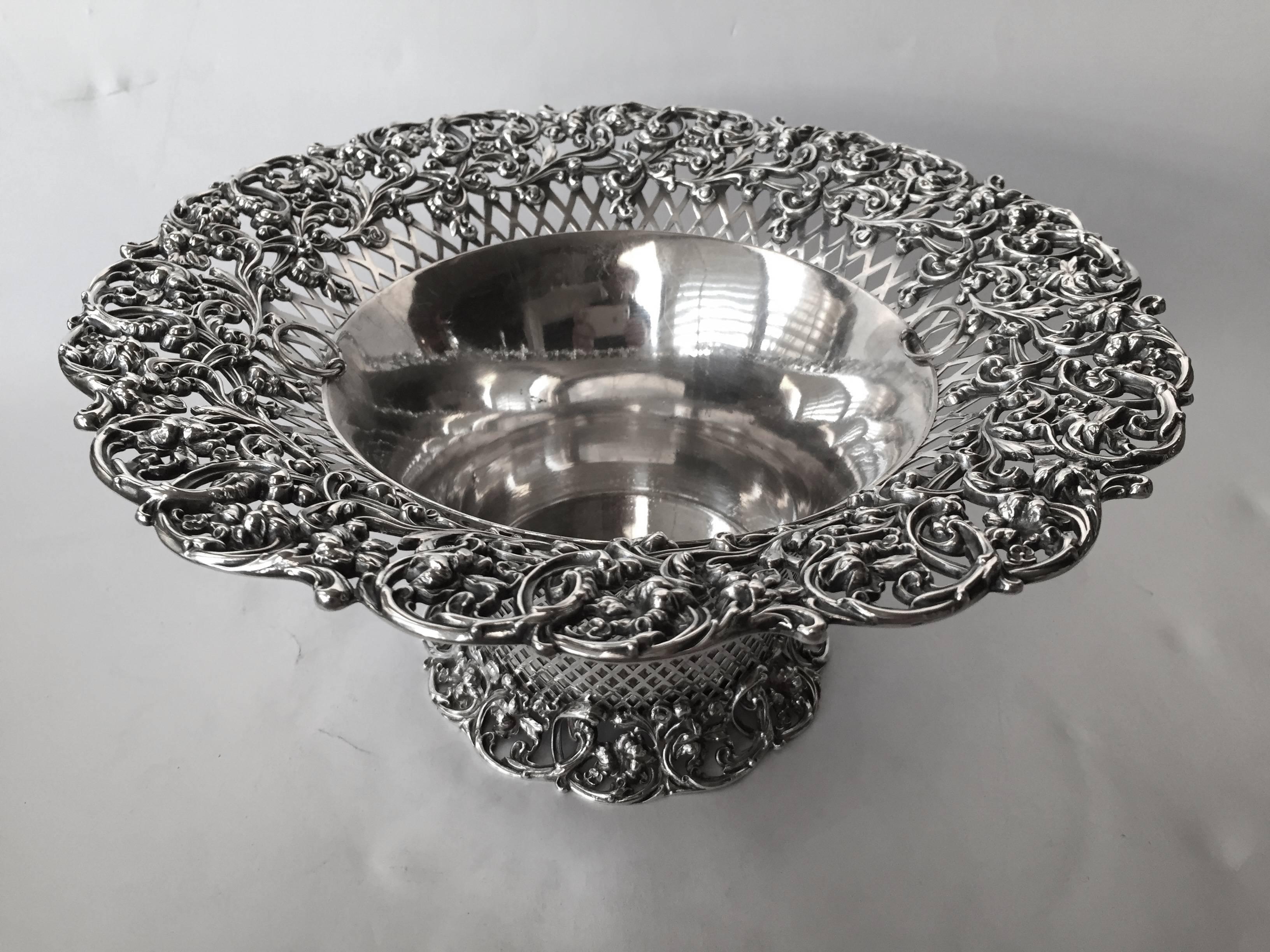 American Reticulated Sterling Silver Centerpiece Basket with Frog, circa 1900 In Excellent Condition For Sale In Redding, CA