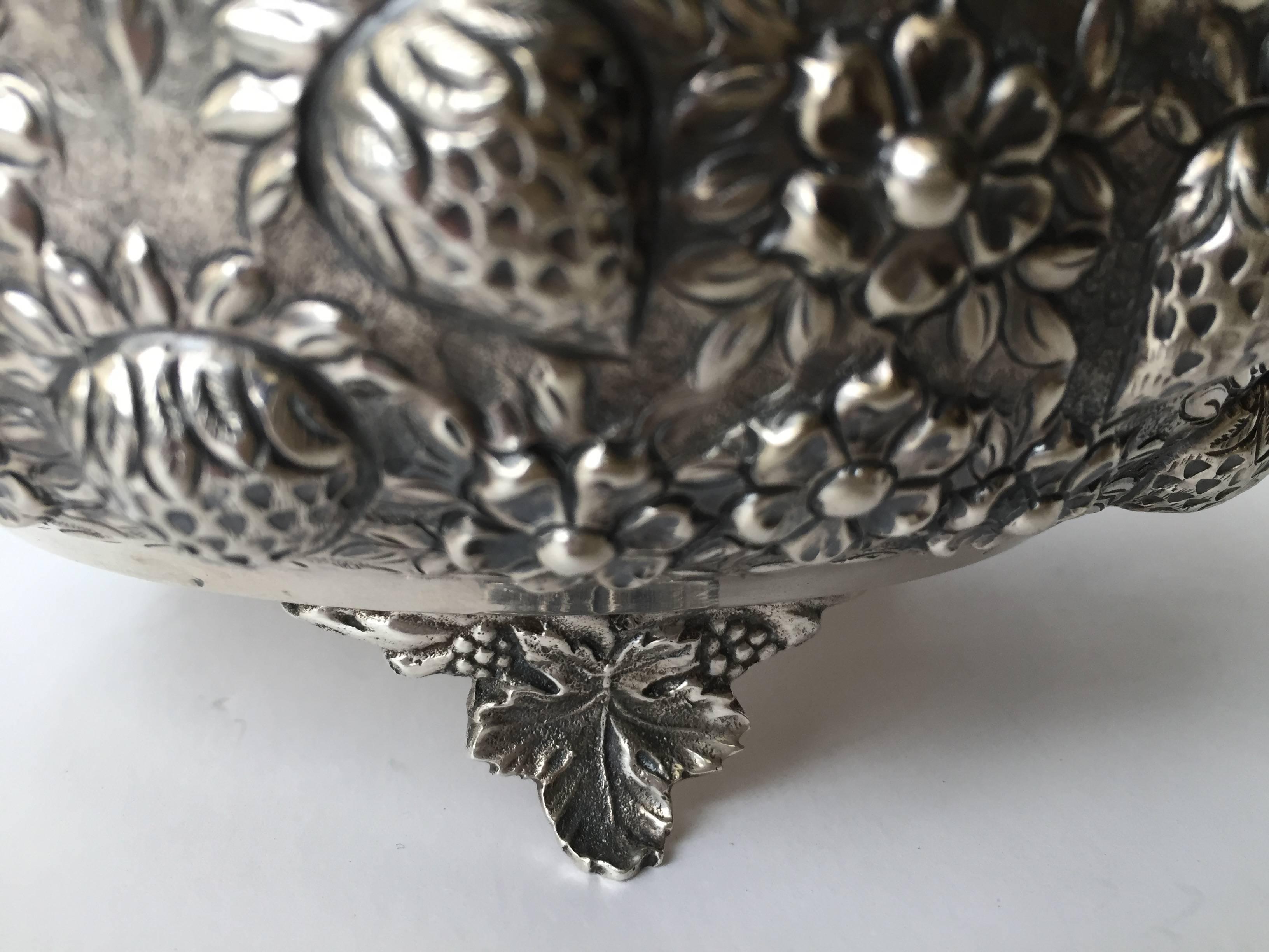 Exceptional quality workmanship on this lovely and charming strawberry pot all in Repousse 800. fine Italian silver, love the bird form , finial, wonderful to utilize
and display as well.
