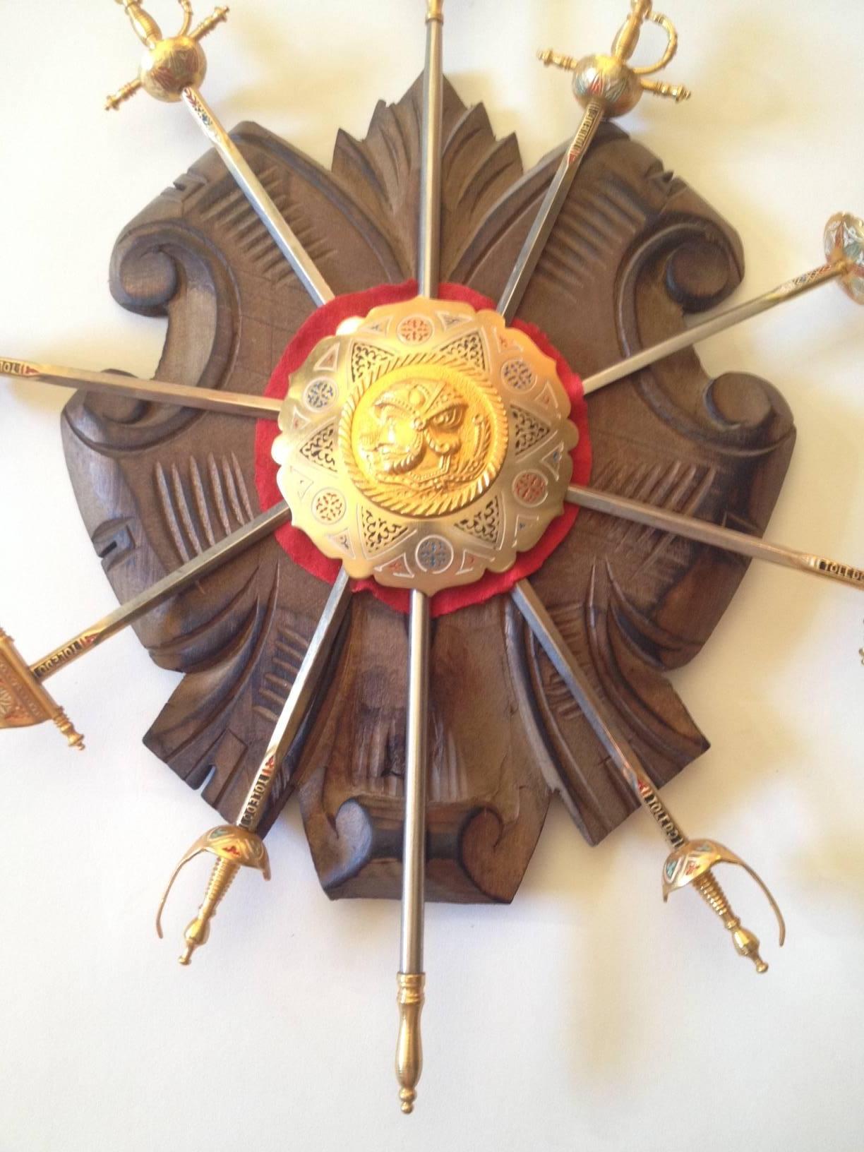 Vintage Spanish Sword Stand Carved Wood Coat of Arms Plaque, circa 1940s In Excellent Condition For Sale In Redding, CA