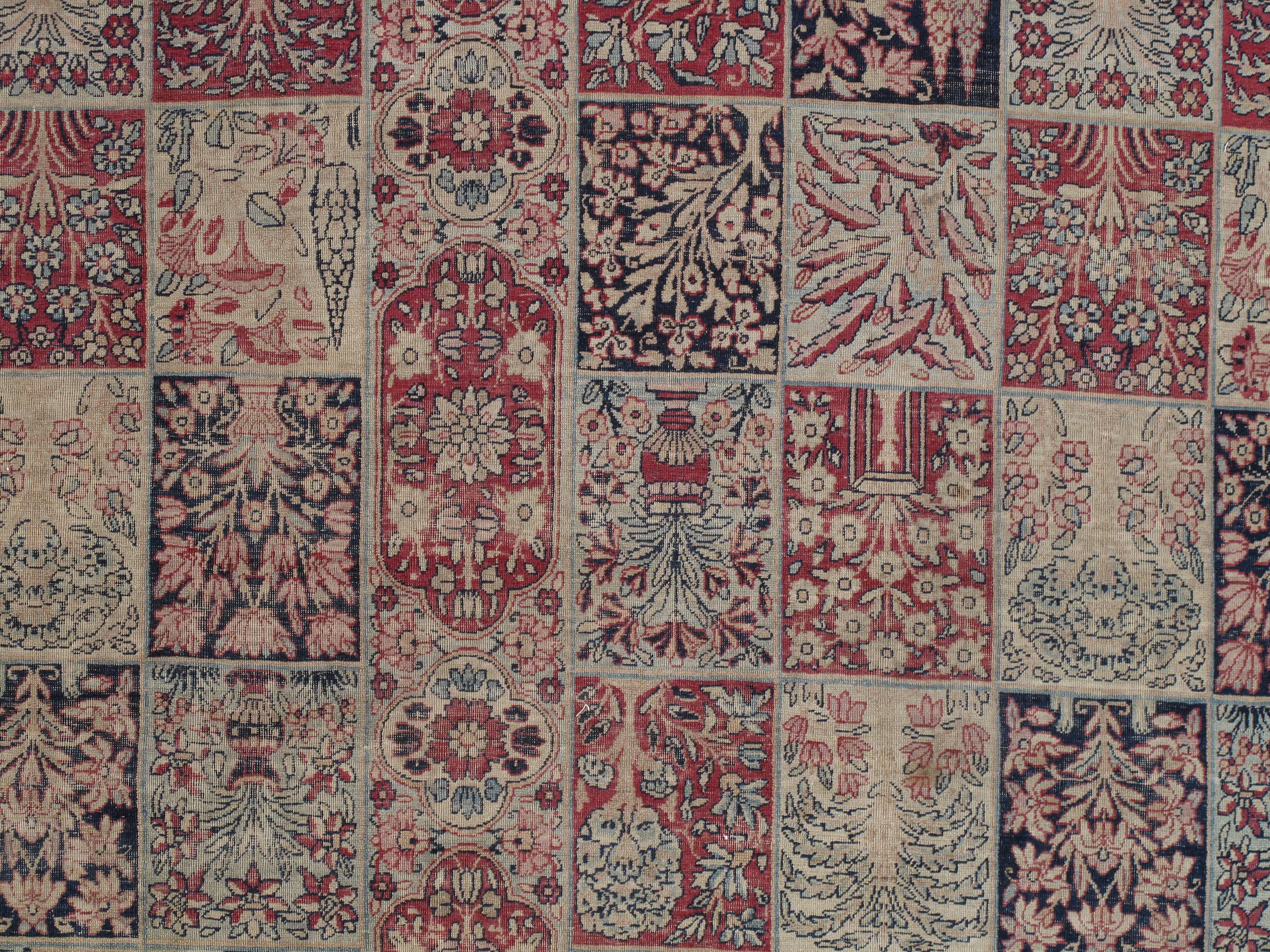 Dieser meisterhaft gefertigte persische Laver-Kerman-Teppich ist ein Beispiel für das tiefe Verständnis der künstlerischen Prinzipien von Gleichgewicht und Harmonie, die antike Teppiche auf Kunstniveau so inspirierend machen. Er ist ein Beispiel für