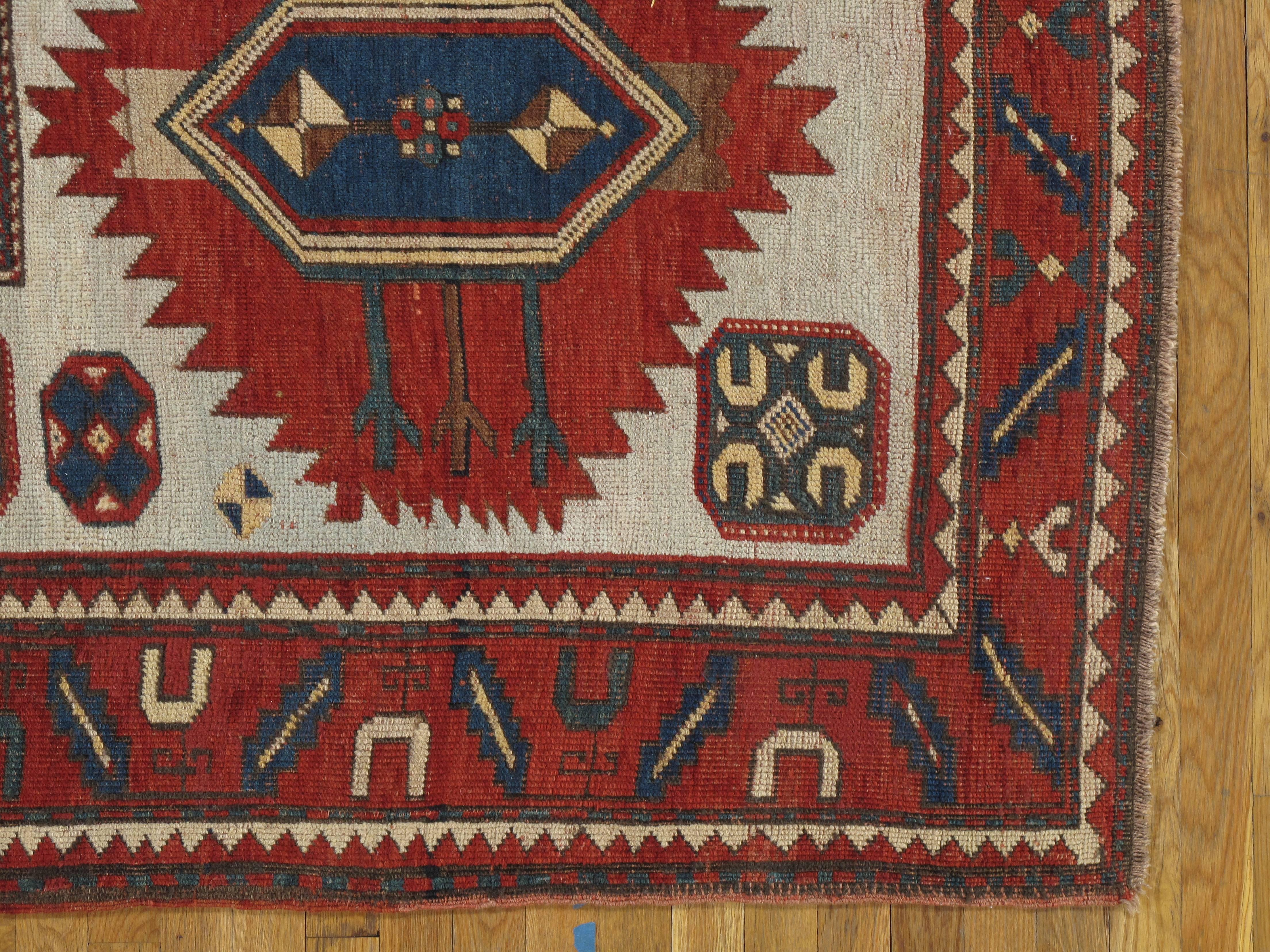 Antiker Karachov- Kazak-Teppich, handgefertigte Wolle, blassblau, rostfarben, elfenbeinfarben, geometrisch im Angebot 1