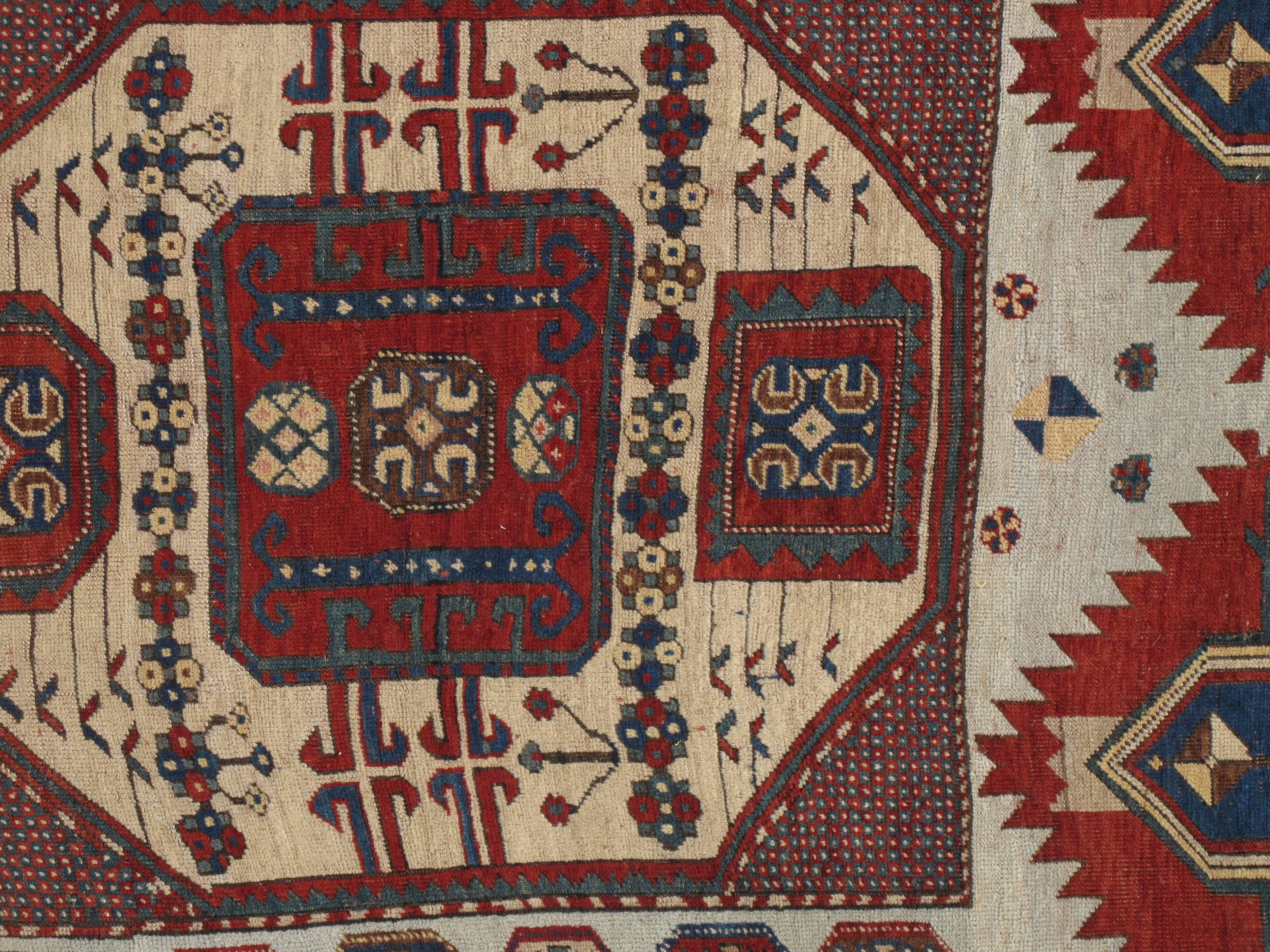 Antiker Karachov- Kazak-Teppich, handgefertigte Wolle, blassblau, rostfarben, elfenbeinfarben, geometrisch im Angebot 2