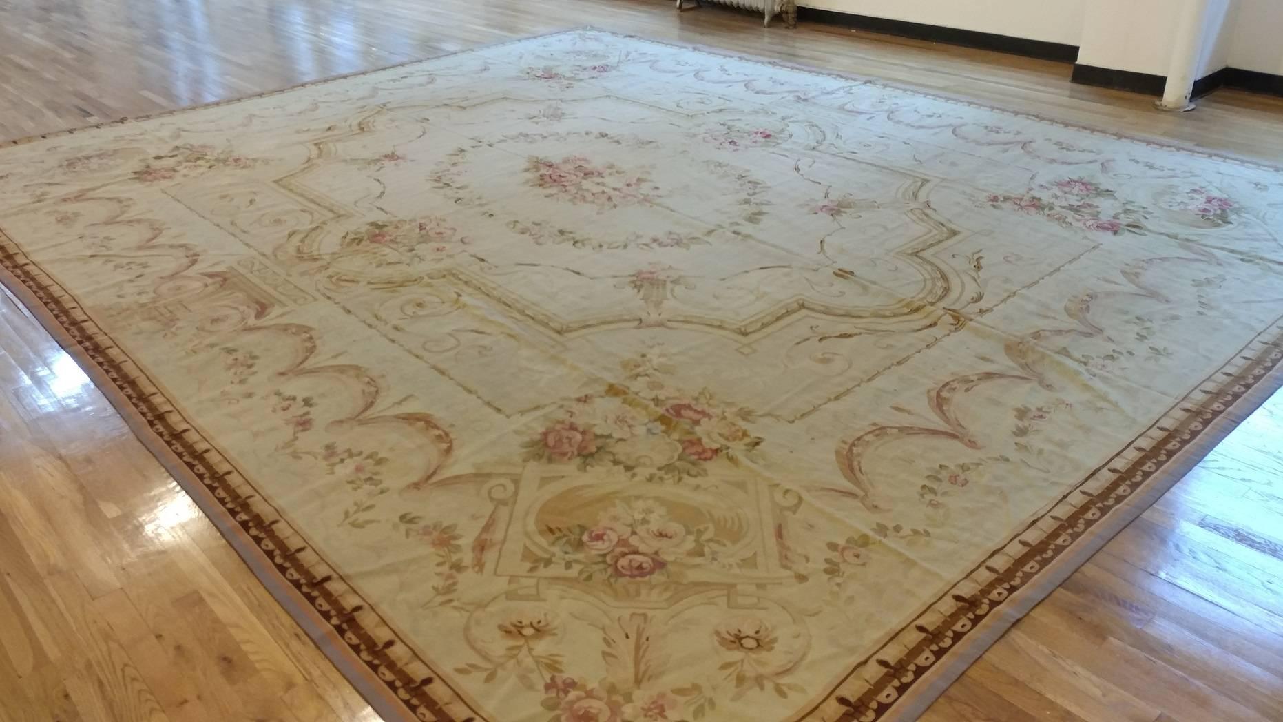 Tapis français ancien d'Aubusson, rose pâle fin, rose, taupe, tapis élégant en vente 1