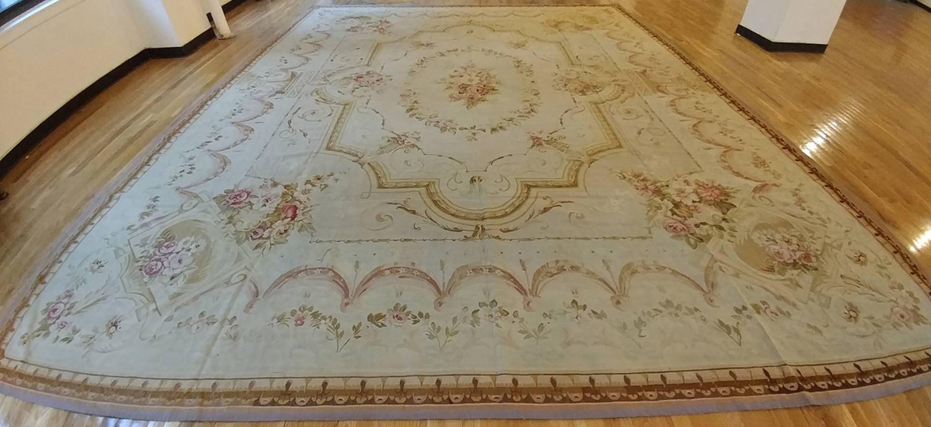 Antiker französischer Aubusson-Teppich, feiner blassrosa, rosa, taupefarbener, eleganter Teppich (Wolle) im Angebot