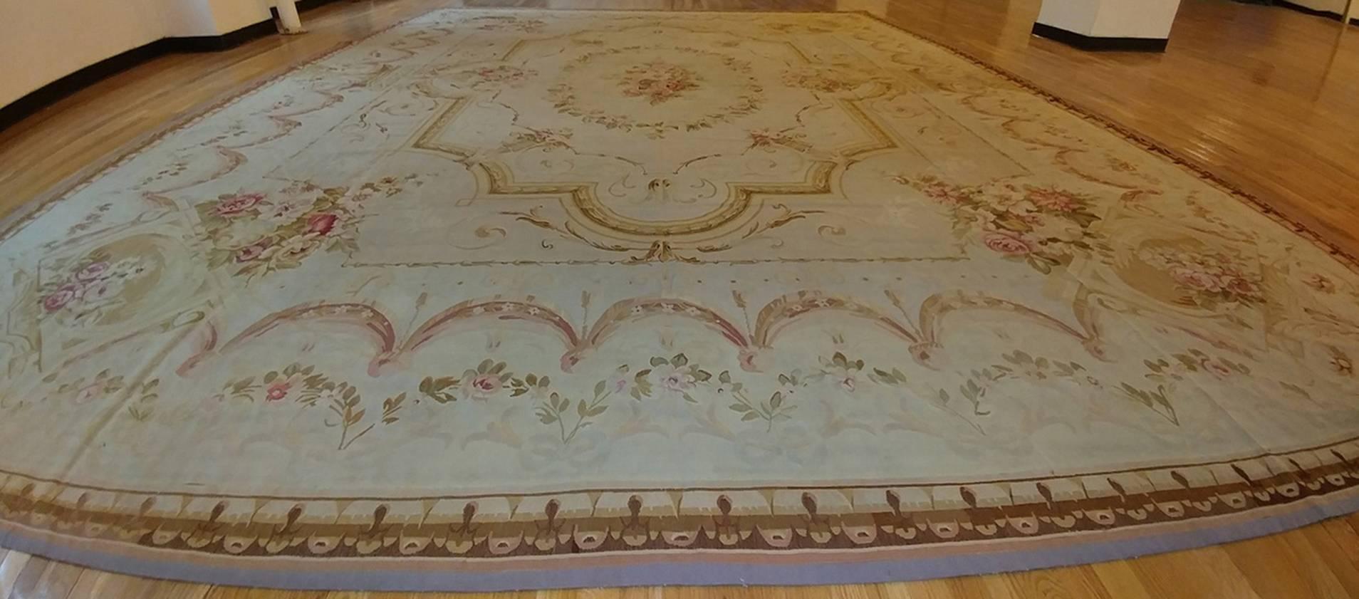 Antique French Aubusson Carpet, Fine Pale Pink, Rose, Taupe, Elegant Carpet For Sale 1