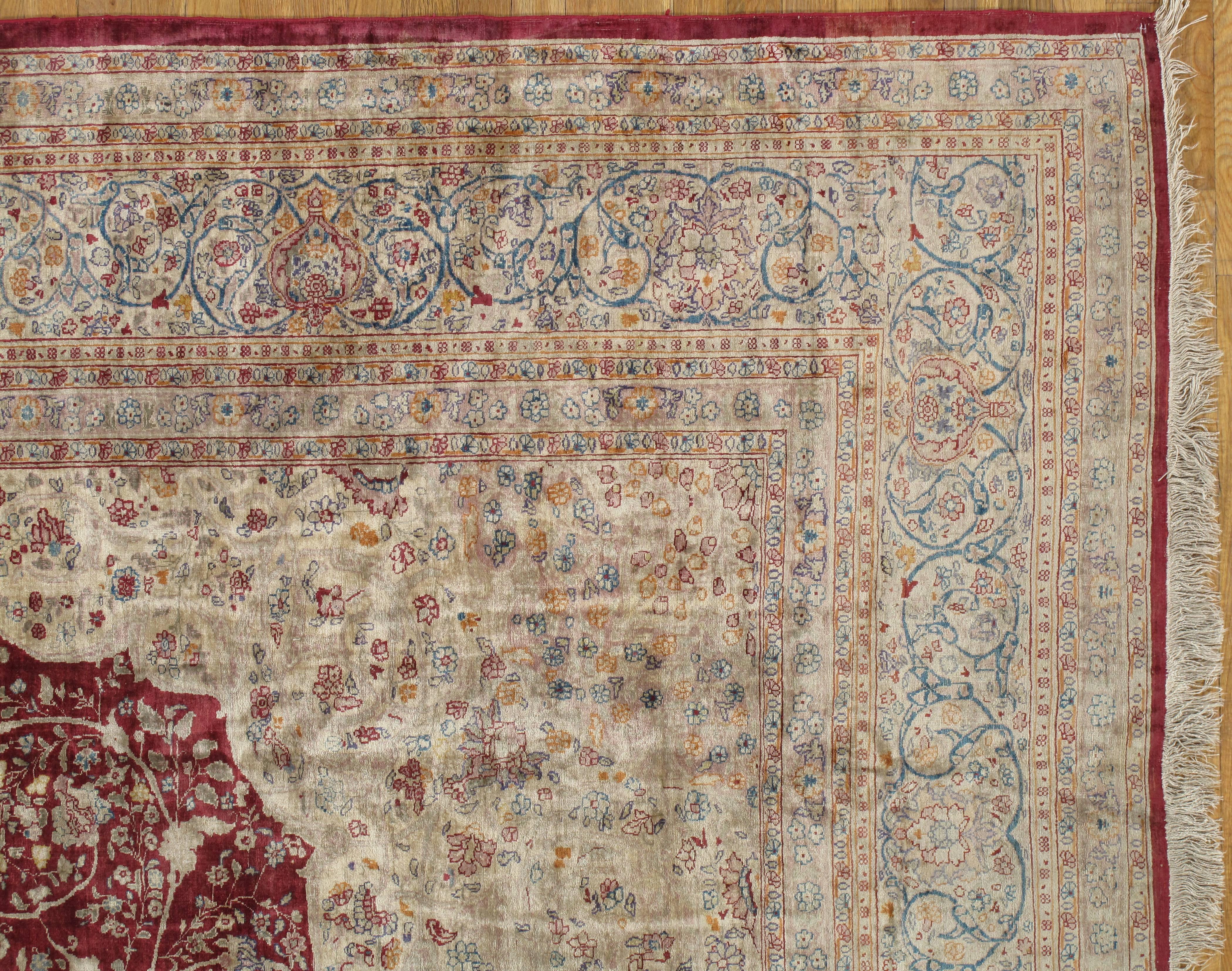 Antiker persischer Seiden-Tabriz-Teppich, Handgefertigter Orientteppich, Rot, Elfenbein, Gold (Persisch) im Angebot