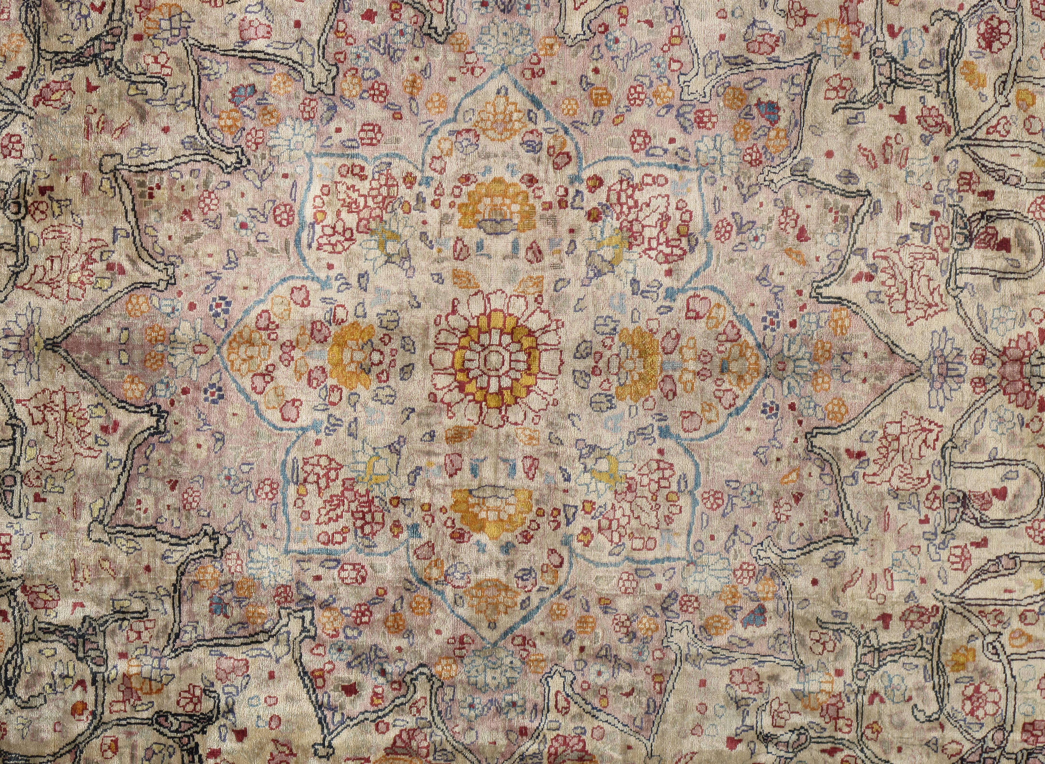 Fein gewebter Tabriz-Teppich aus Seide. Täbris, die Hauptstadt der nordwestlichen iranischen Provinz Aserbaidschan, genießt seit Jahrhunderten ein hohes Ansehen als Zentrum der persischen Kultur. Unter der wohlwollenden Schirmherrschaft von Schah