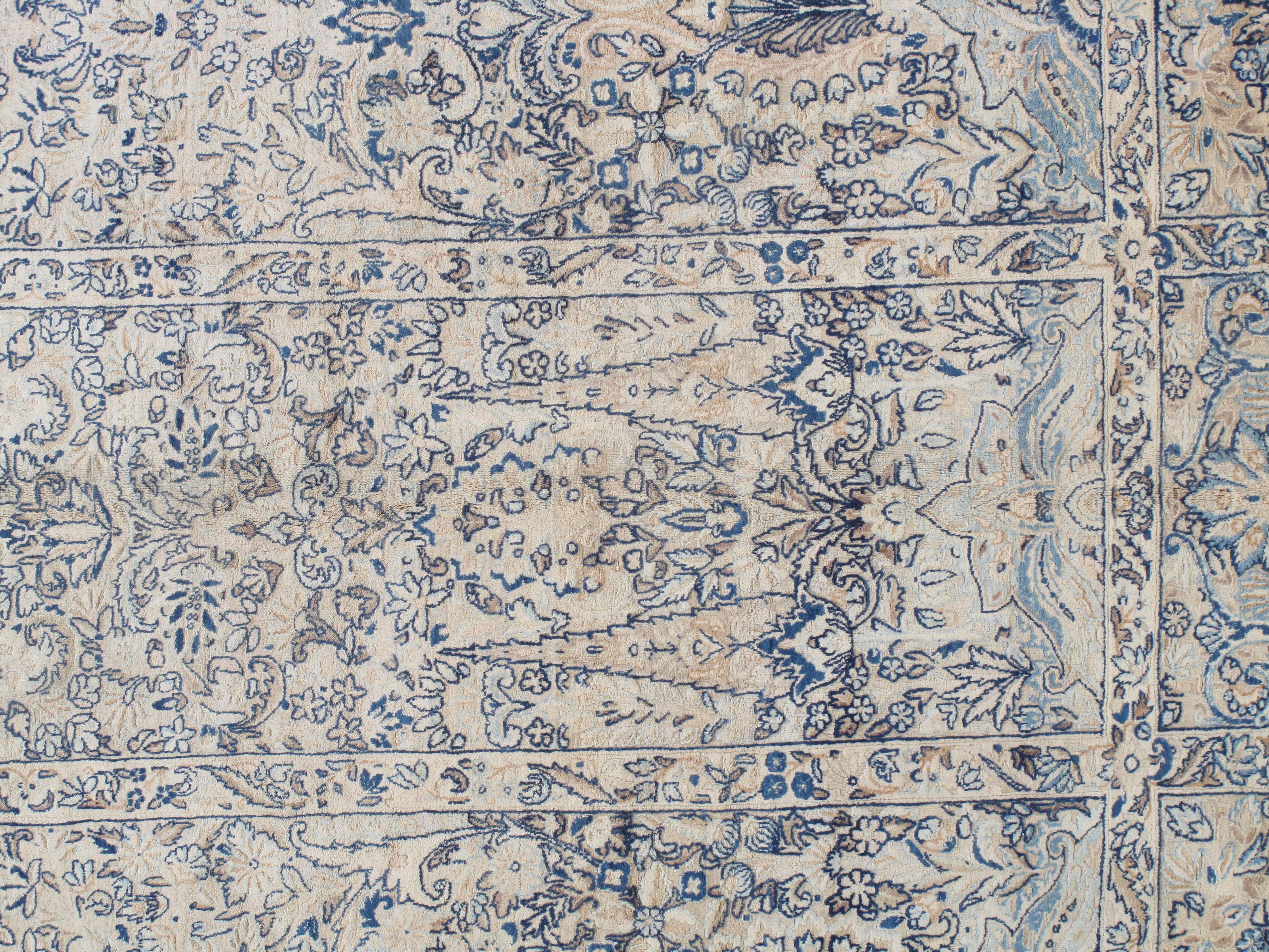 Dieser meisterhaft gefertigte persische Laver-Kerman-Teppich ist ein Beispiel für das tiefe Verständnis der künstlerischen Prinzipien von Gleichgewicht und Harmonie, die antike Teppiche auf Kunstebene so inspirierend machen, dass man gerne mit ihnen
