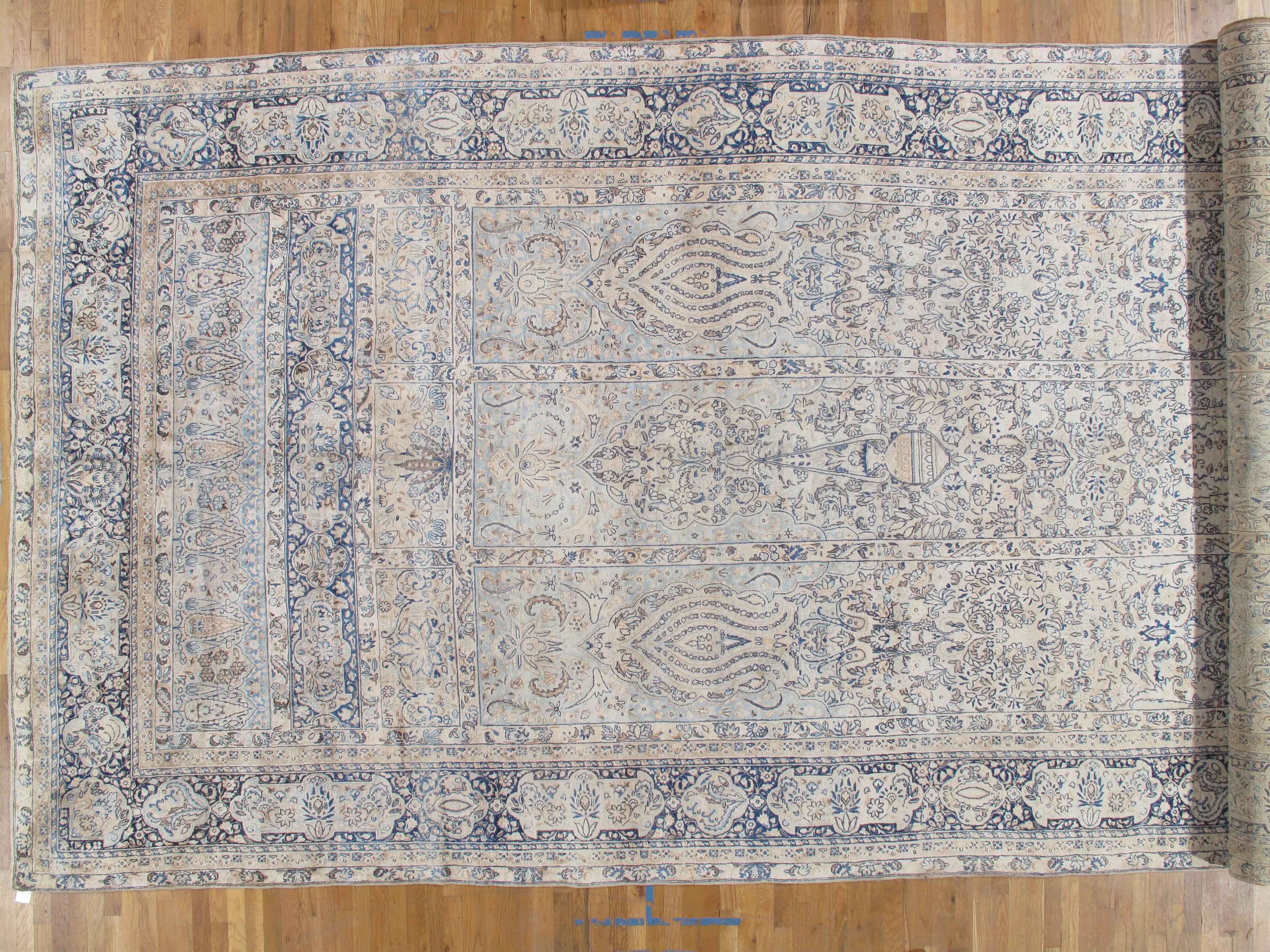 Perse Tapis persan ancien Lavar Kerman Oriental, tapis persan fait à la main, ivoire, bleu en vente