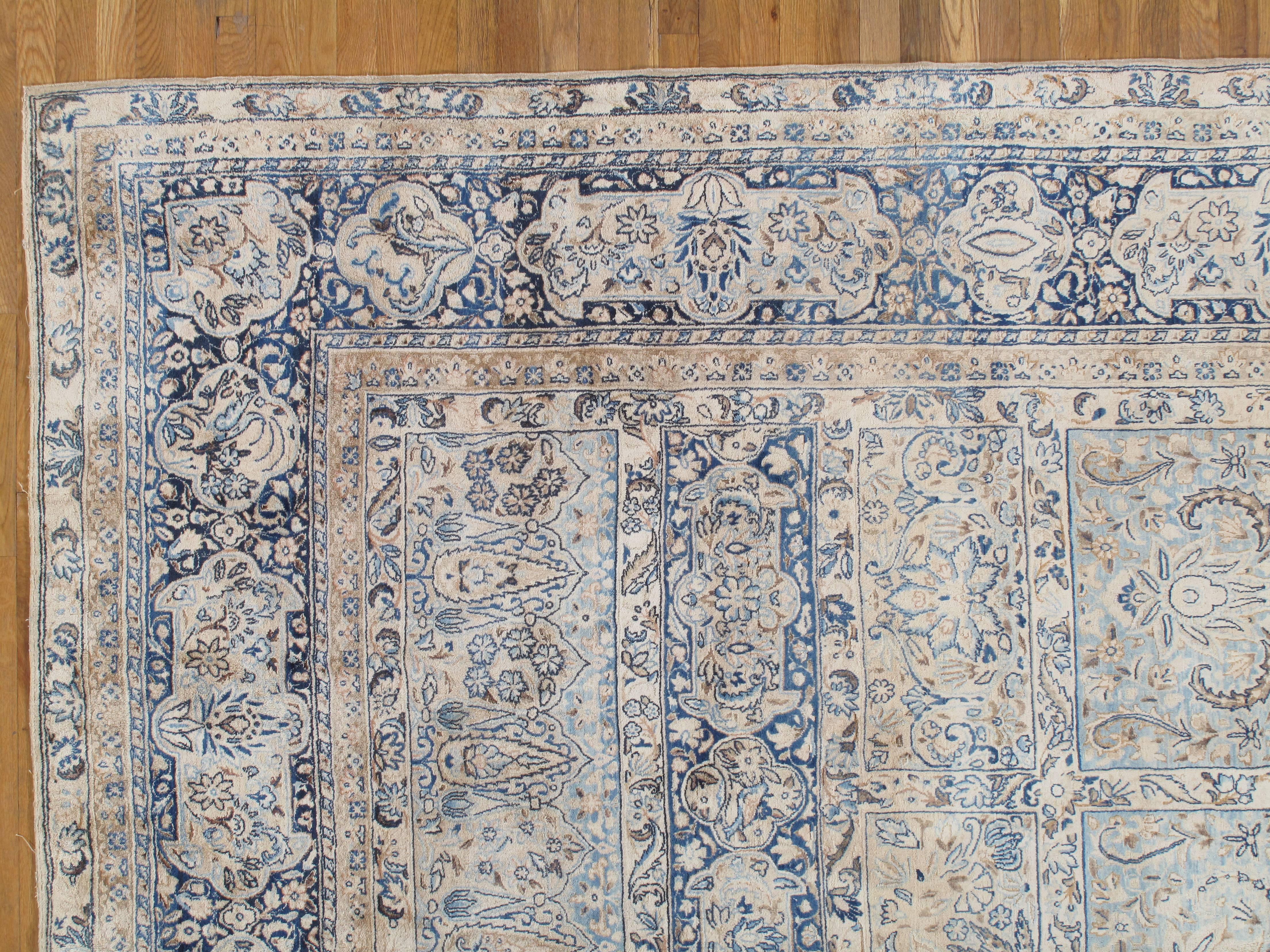 Tapis persan ancien Lavar Kerman Oriental, tapis persan fait à la main, ivoire, bleu Excellent état - En vente à Port Washington, NY