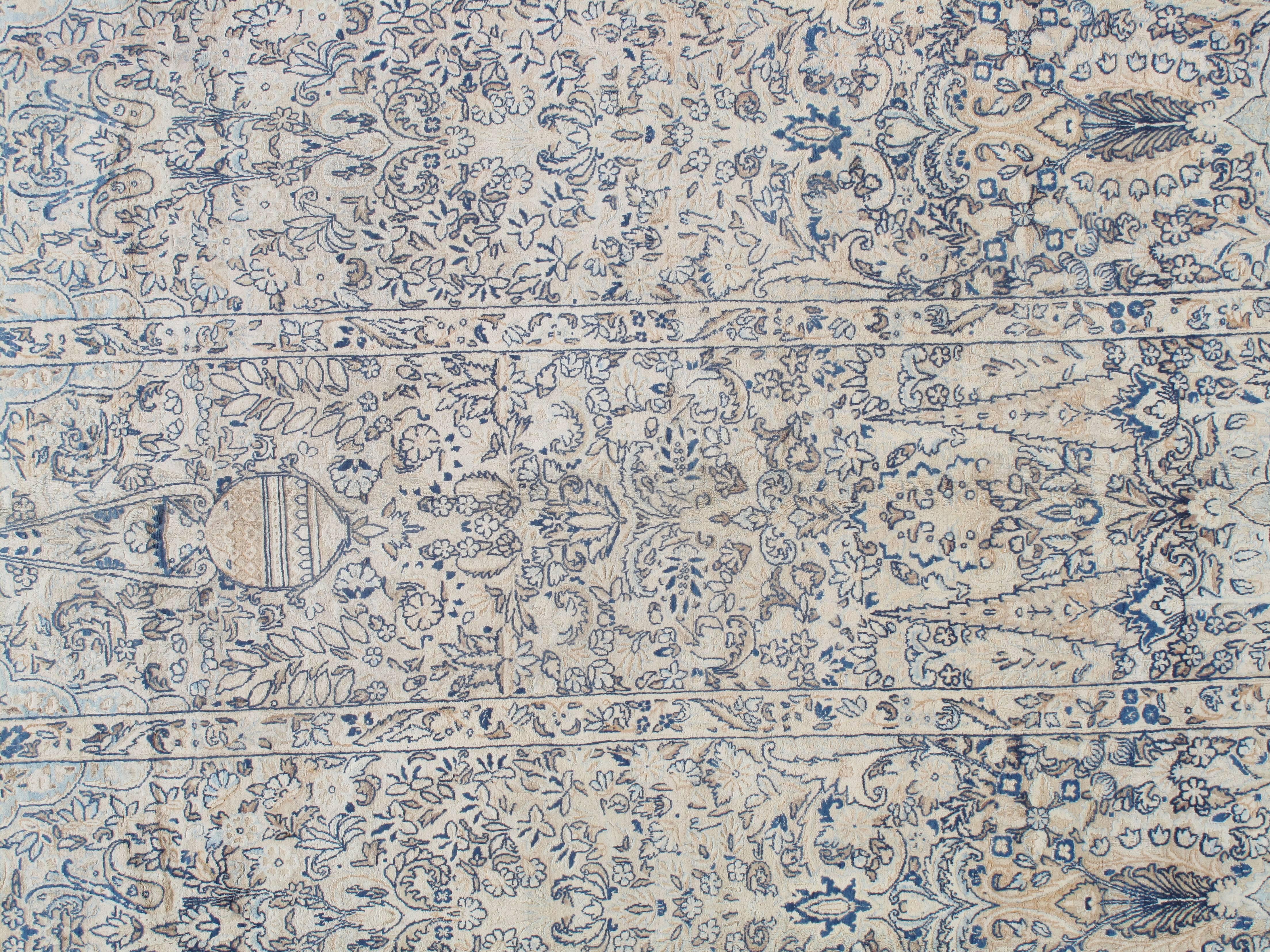 Noué à la main Tapis persan ancien Lavar Kerman Oriental, tapis persan fait à la main, ivoire, bleu en vente