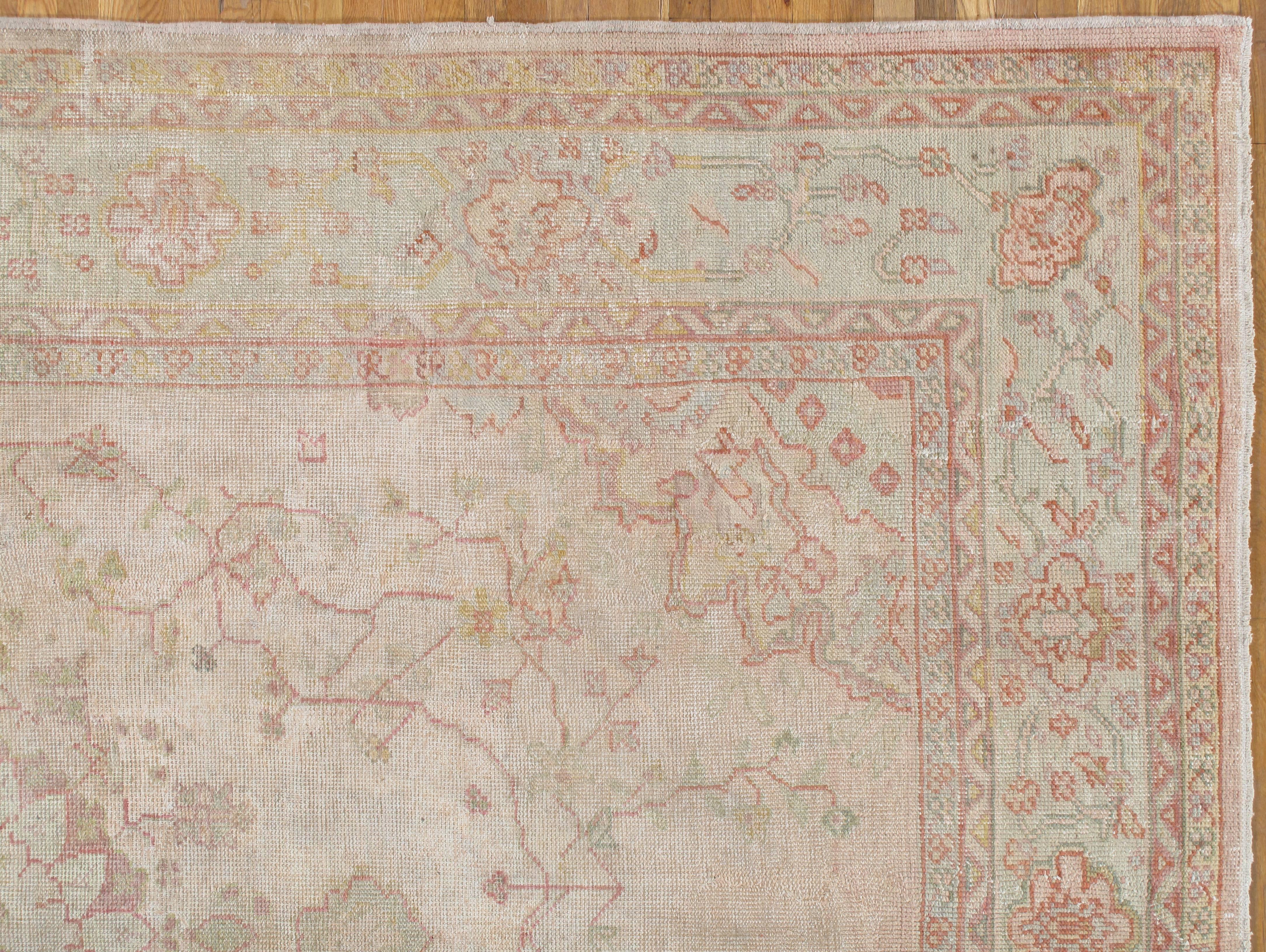 Antiker antiker Oushak-Teppich, handgefertigter orientalischer Teppich, Shrimp Pink, Taupe, Creme Feiner Teppich (Türkisch) im Angebot