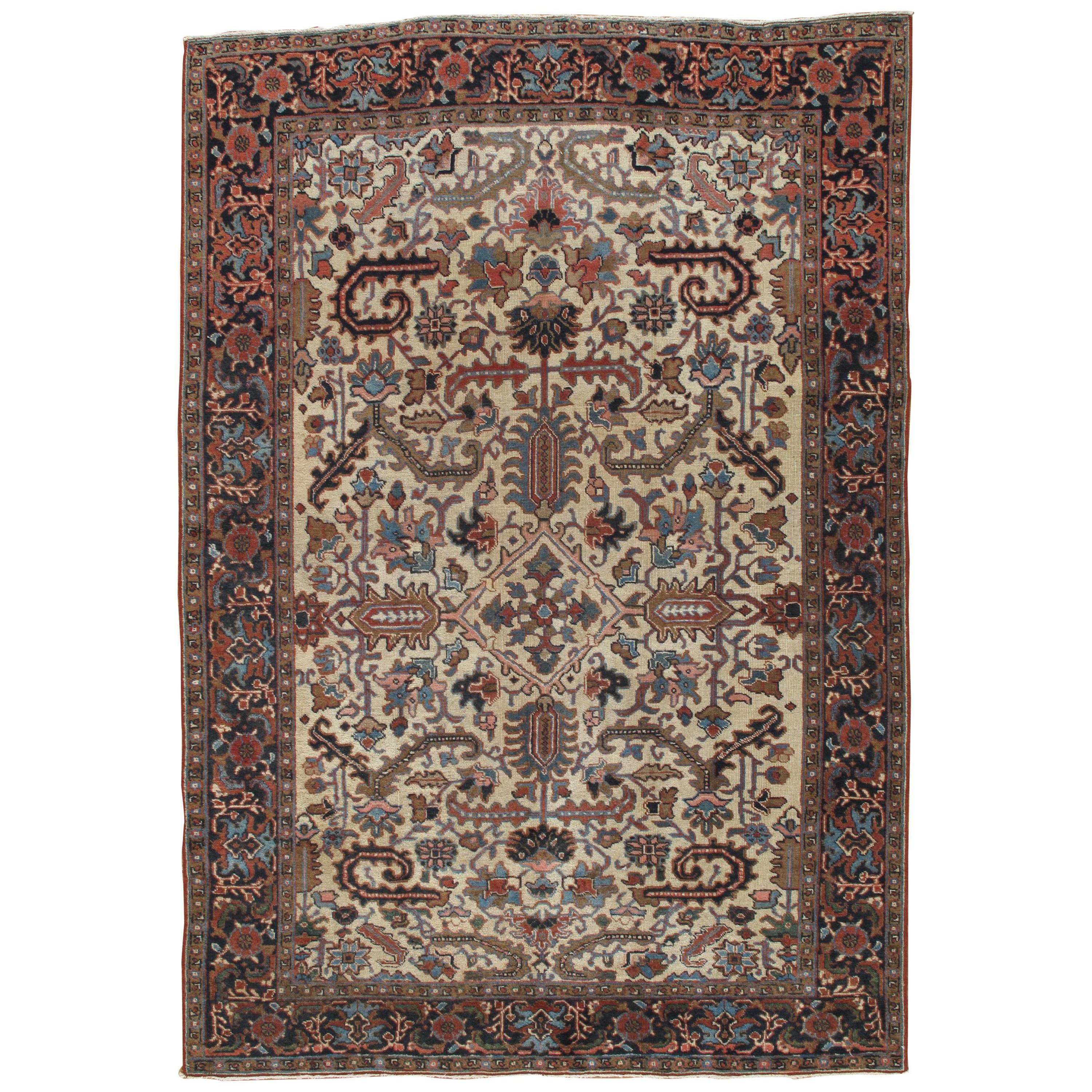 Antiker persischer Heriz-Teppich, handgefertigter orientalischer Wollteppich, elfenbeinfarben und hellblau im Angebot