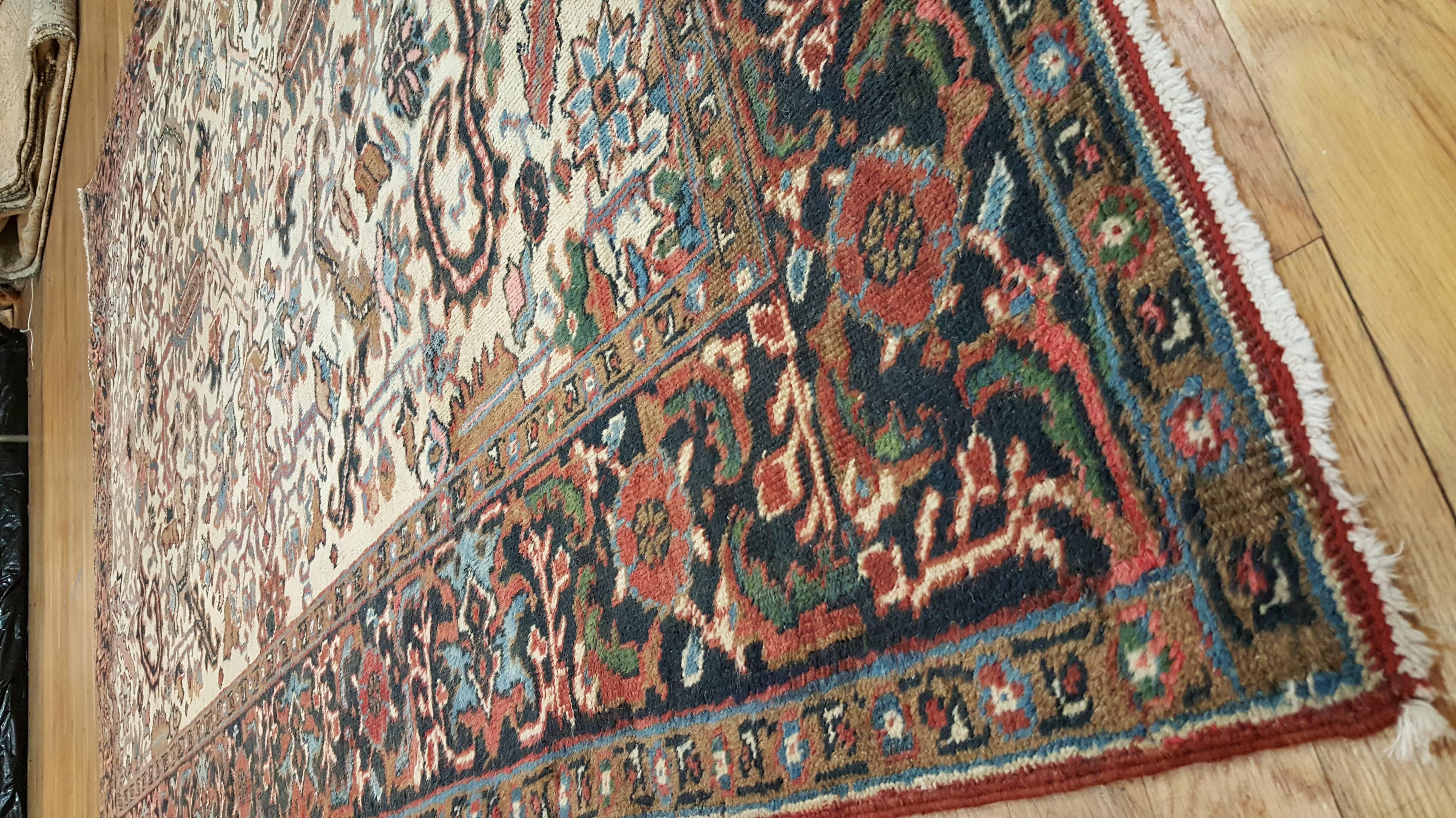 Antiker persischer Heriz-Teppich, handgefertigter orientalischer Wollteppich, elfenbeinfarben und hellblau (Persisch) im Angebot