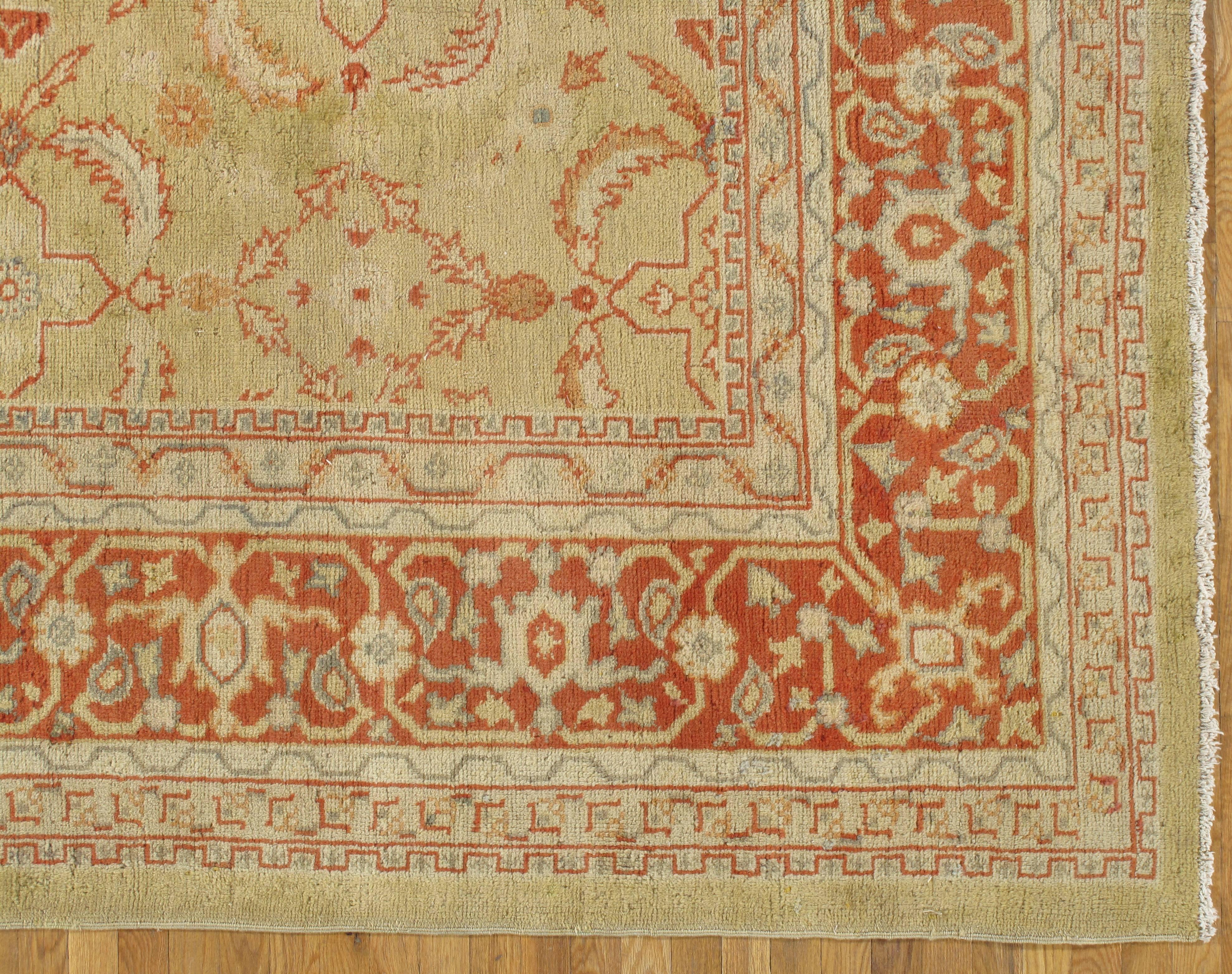 Antiker handgefertigter orientalischer Oushak-Teppich, blassgrüne Koralle, Taupe, cremefarbener feiner Teppich (Türkisch) im Angebot