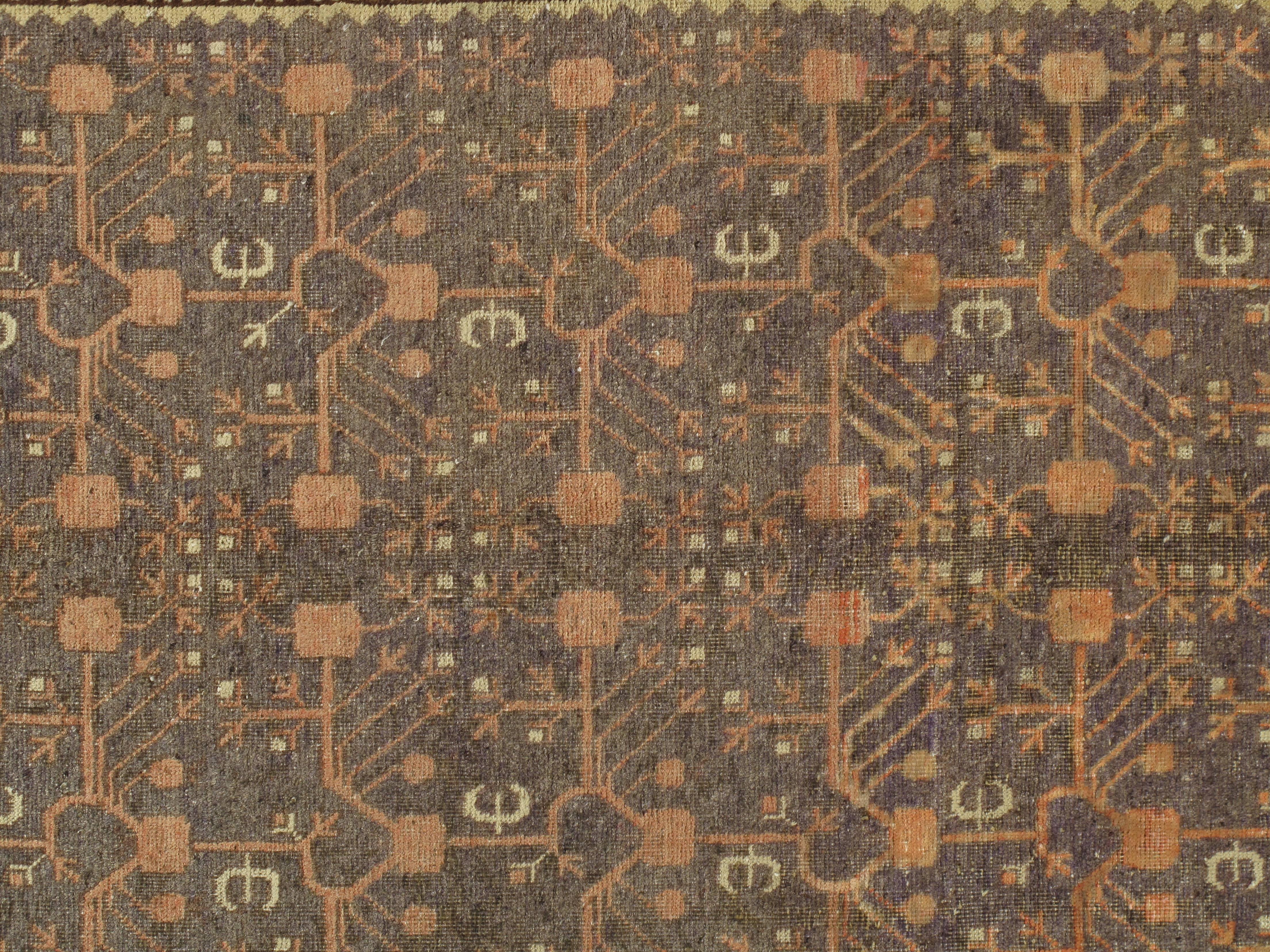 Antike Khotan-Teppiche wurden in kleinen Dörfern in Ostturkestan hergestellt, das heute Teil der Region Xinjiang im Westen Chinas ist. In diesem Gebiet werden seit dem 17. Jahrhundert immer wieder Teppiche hergestellt, wobei die Produktion im 18.