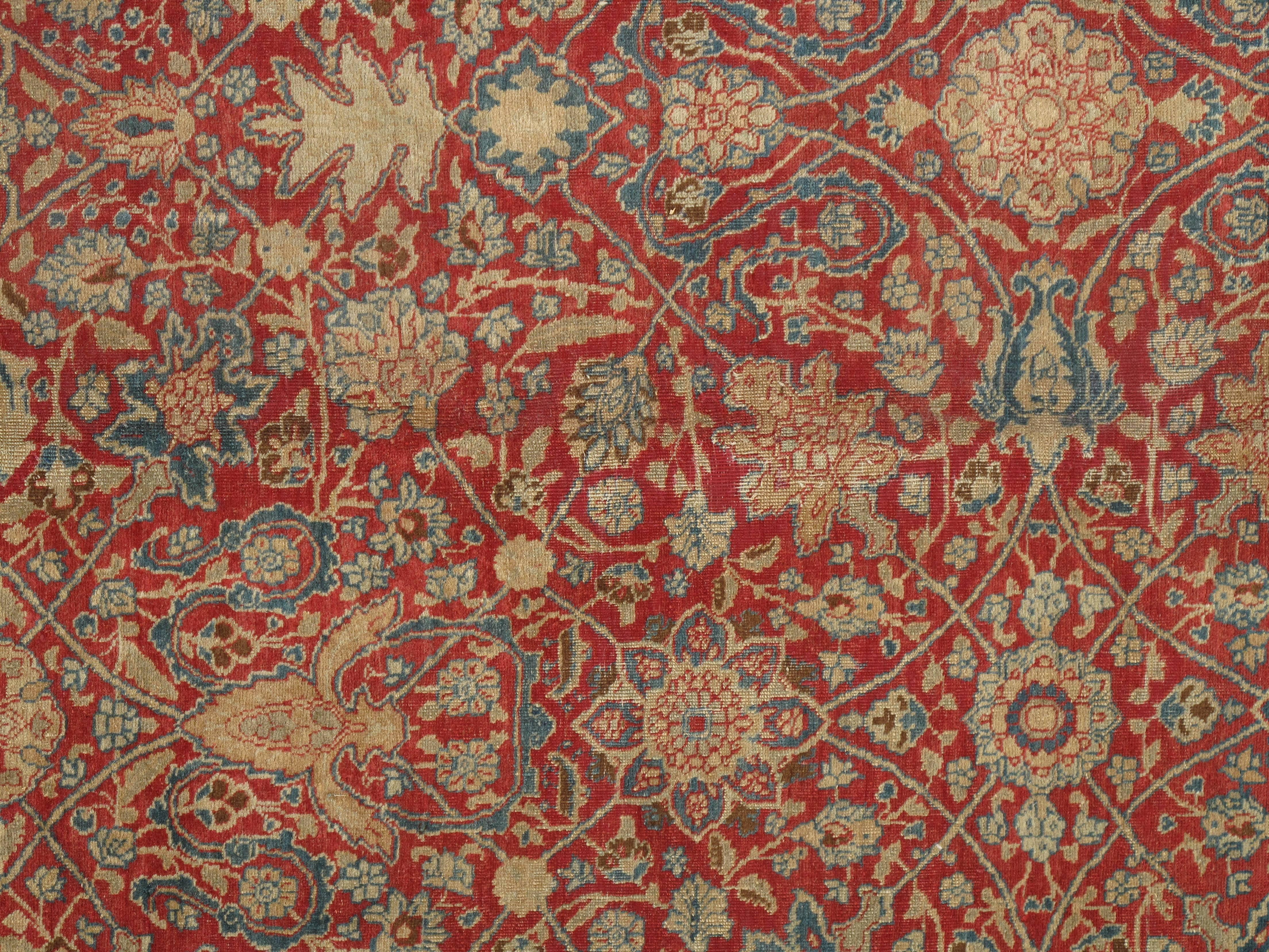 Antike Täbris-Teppiche zeichnen sich durch ihre hervorragende Knüpfung und ihre bemerkenswerte Beibehaltung der klassischen Traditionen des persischen Teppichdesigns aus. Die im Nordwesten Persiens gelegene Stadt Täbris war die erste Hauptstadt der
