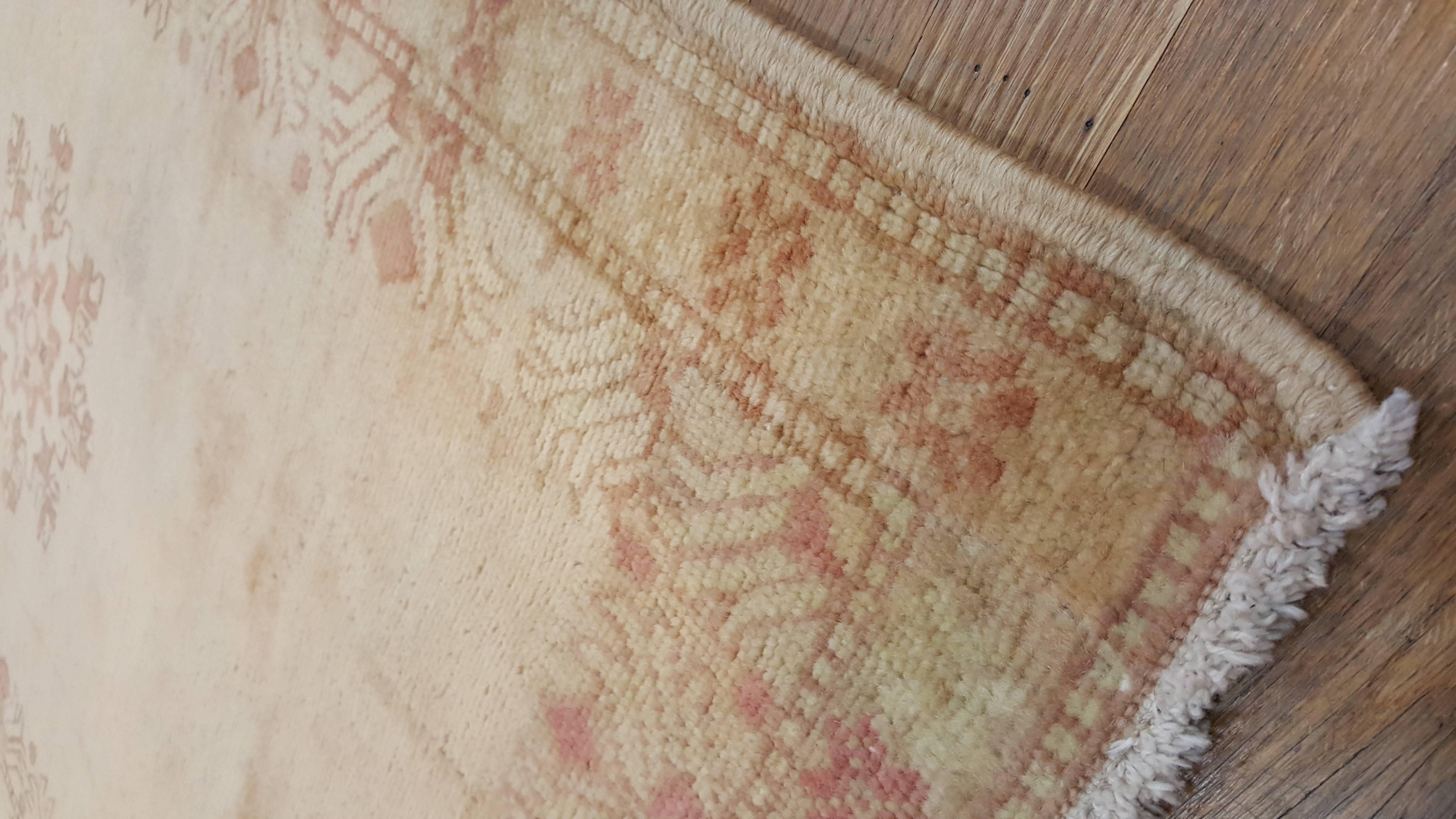 Antiker Oushak Läufer, Türkischer und Orientalischer Teppich, Handgefertigter Beige Teppich im Zustand „Gut“ im Angebot in Port Washington, NY
