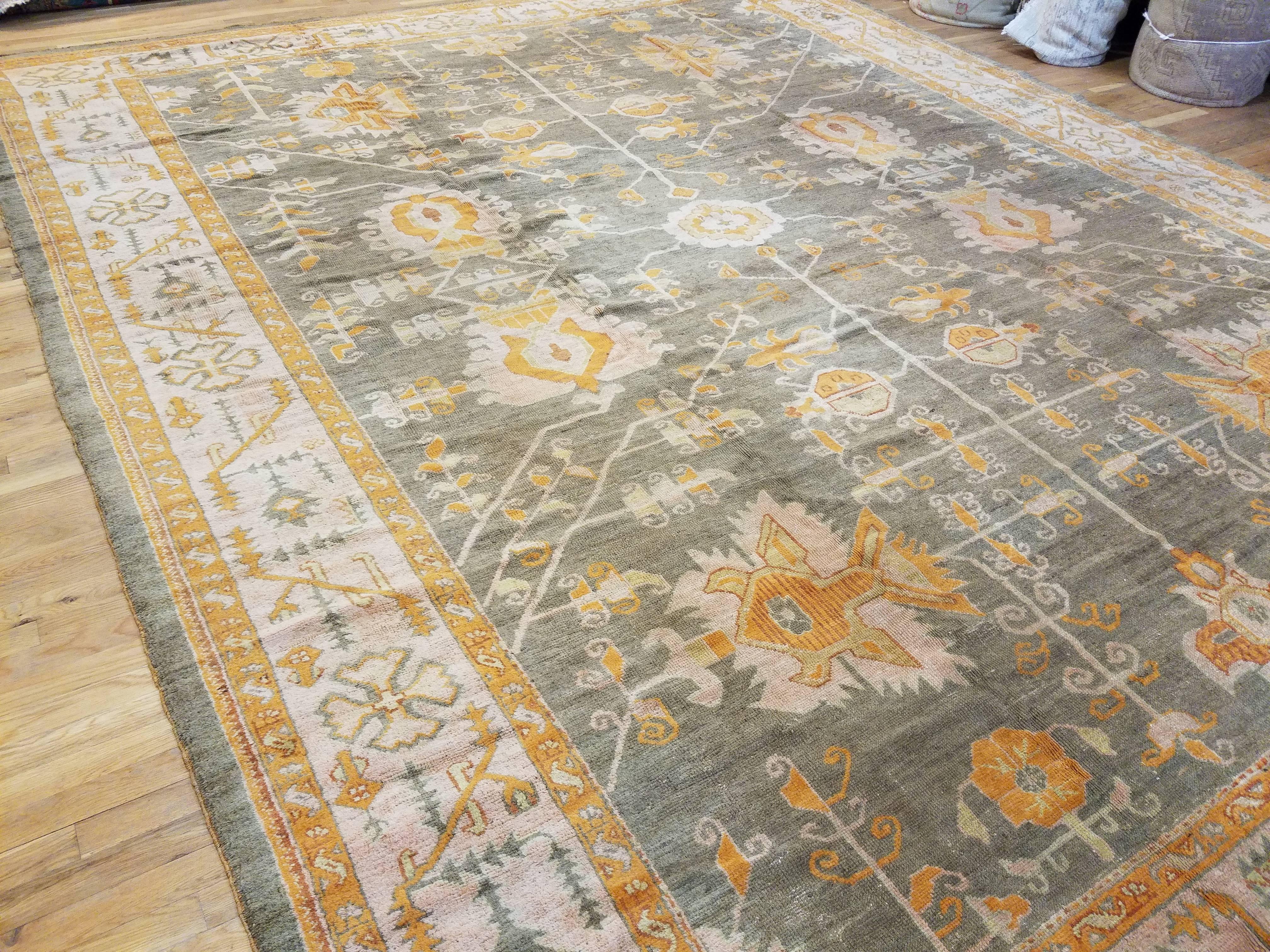Türkischer Teppich aus Oushak mit einer Kombination aus weichen Farben und einem Allover-Muster. Fein gewebt, mit der besten Wolle aus den Bergen Anatoliens. Dies ist ein schönes Beispiel für einen antiken Oushak. Kontaktieren Sie uns für weitere