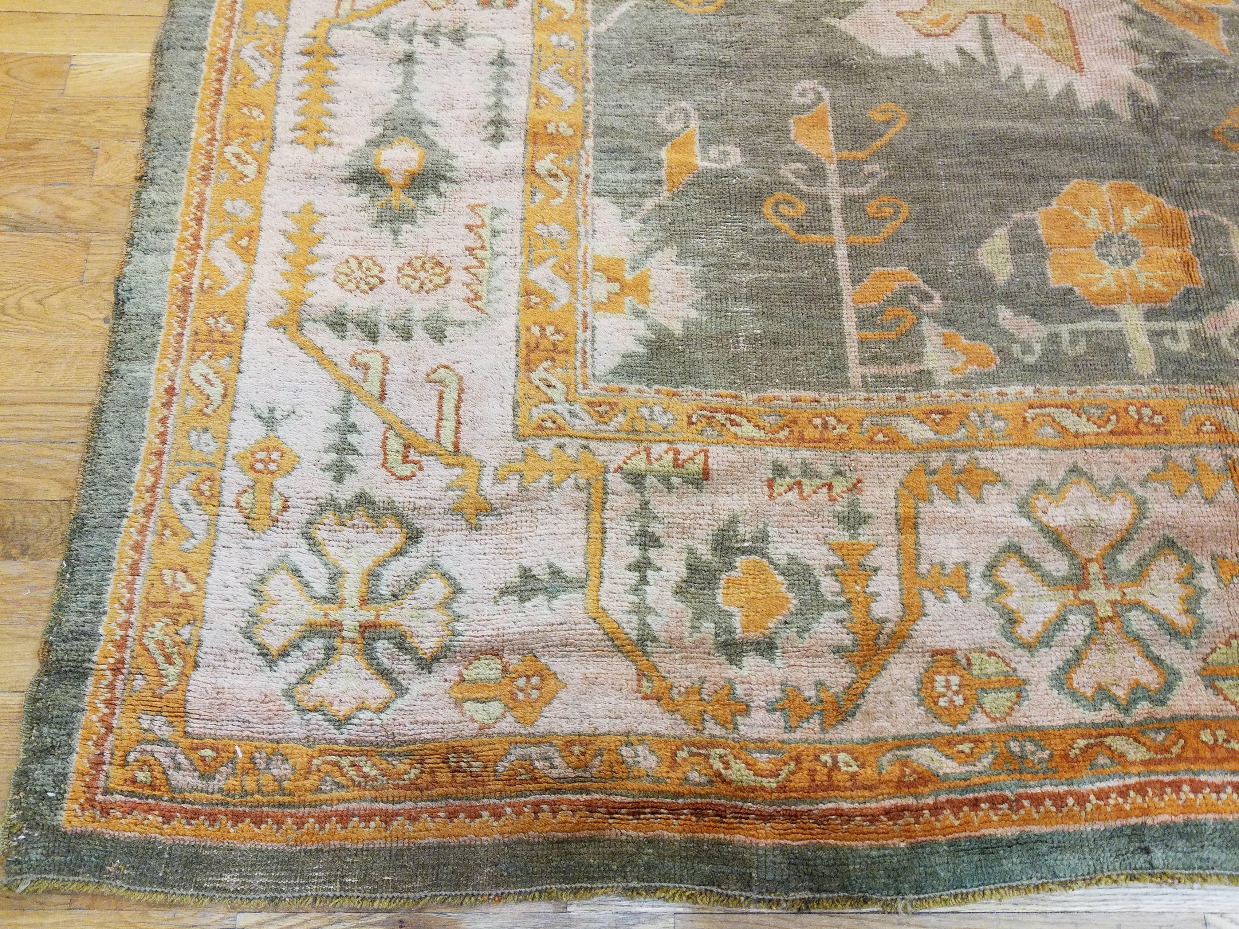Antiker antiker Oushak-Teppich, Orientteppich, handgefertigt in Grau, Elfenbein, Safran (Türkisch) im Angebot