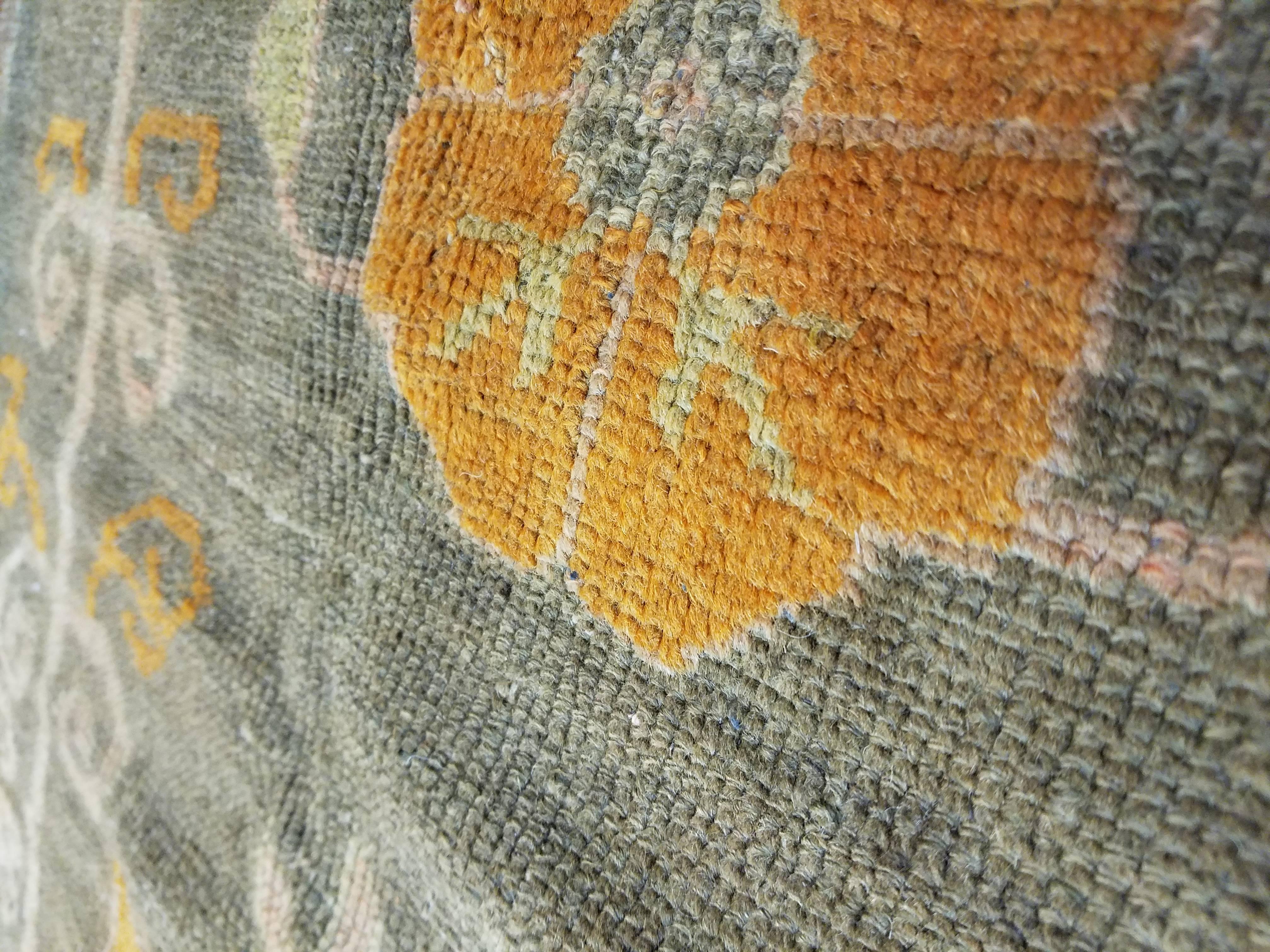 Antiker antiker Oushak-Teppich, Orientteppich, handgefertigt in Grau, Elfenbein, Safran (19. Jahrhundert) im Angebot