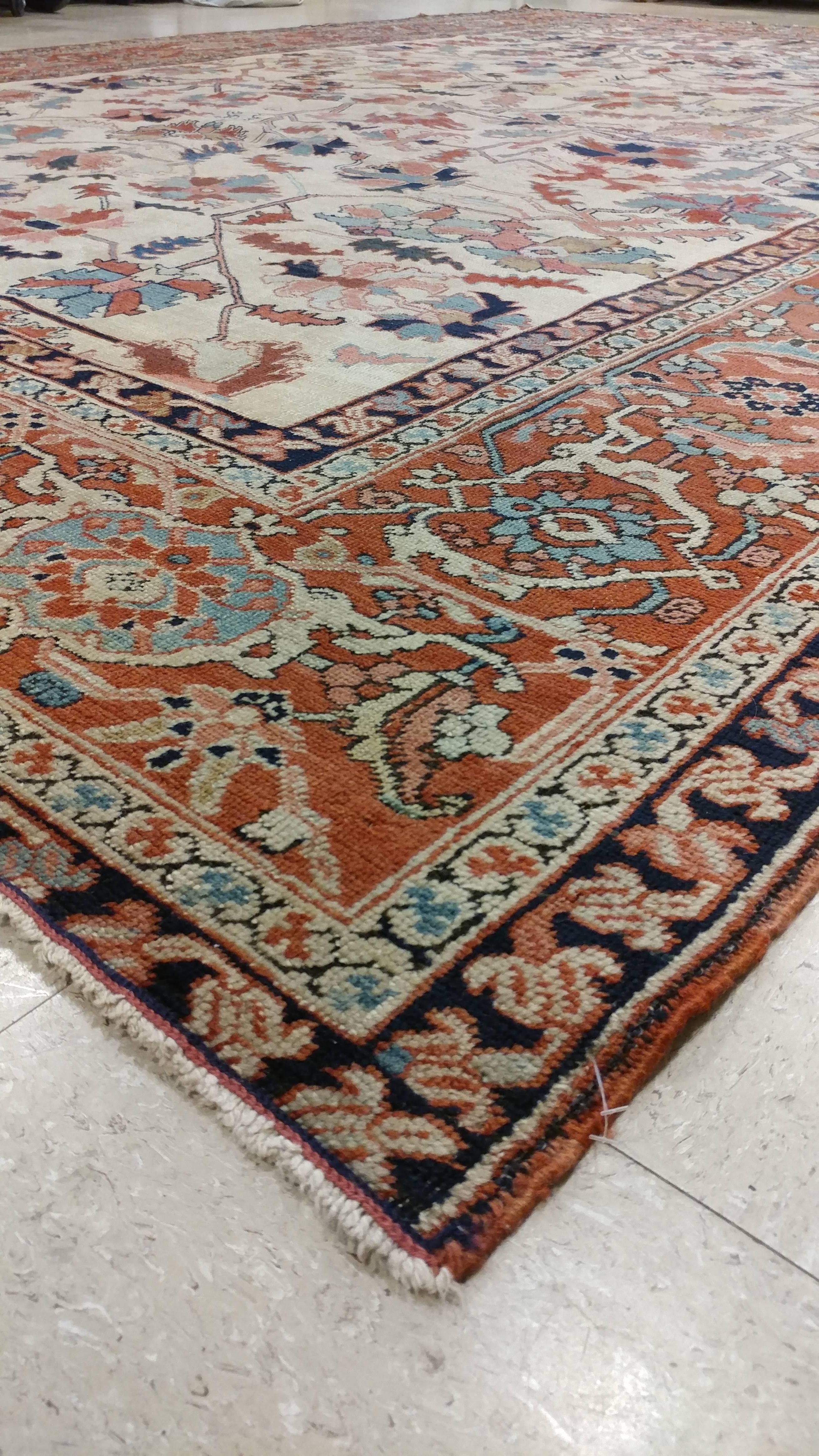 Antiker persischer Serapi-Teppich, handgefertigter orientalischer Teppich aus Wolle, elfenbeinfarben und hellblau (Handgeknüpft) im Angebot