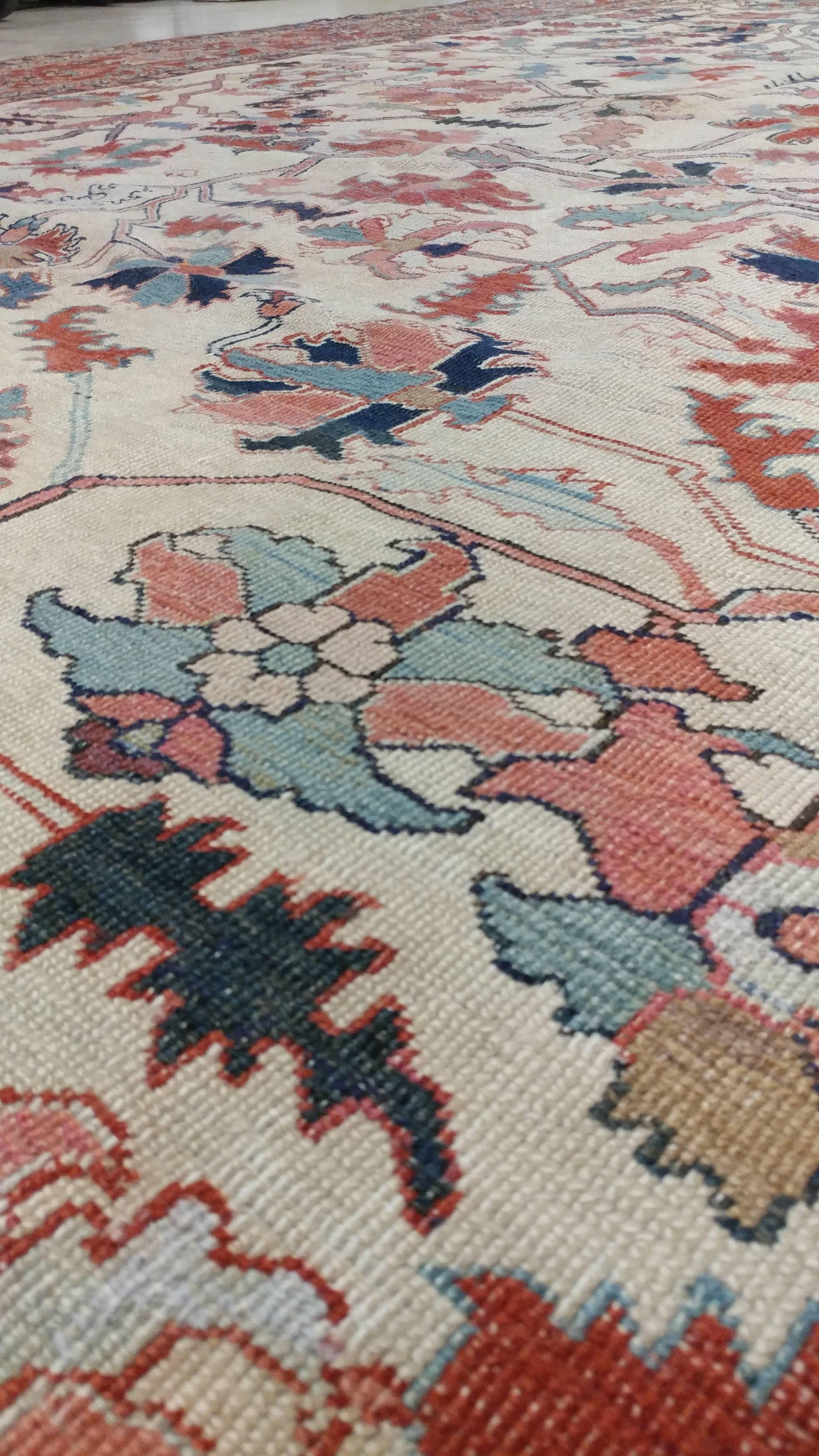 Laine Tapis persan Serapi ancien, tapis oriental en laine fait à la main, ivoire et bleu clair en vente