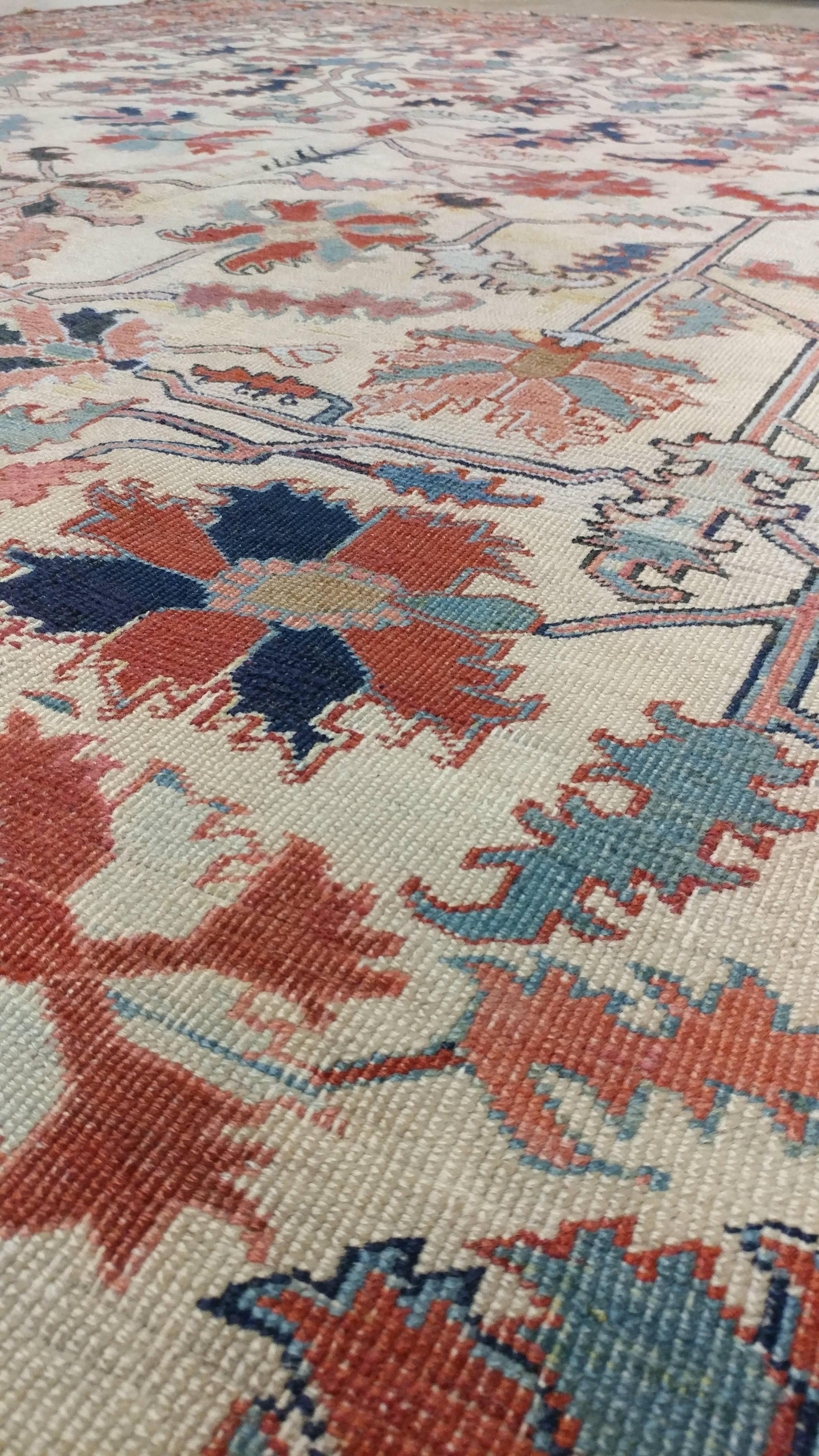 Antiker persischer Serapi-Teppich, handgefertigter orientalischer Teppich aus Wolle, elfenbeinfarben und hellblau im Angebot 2