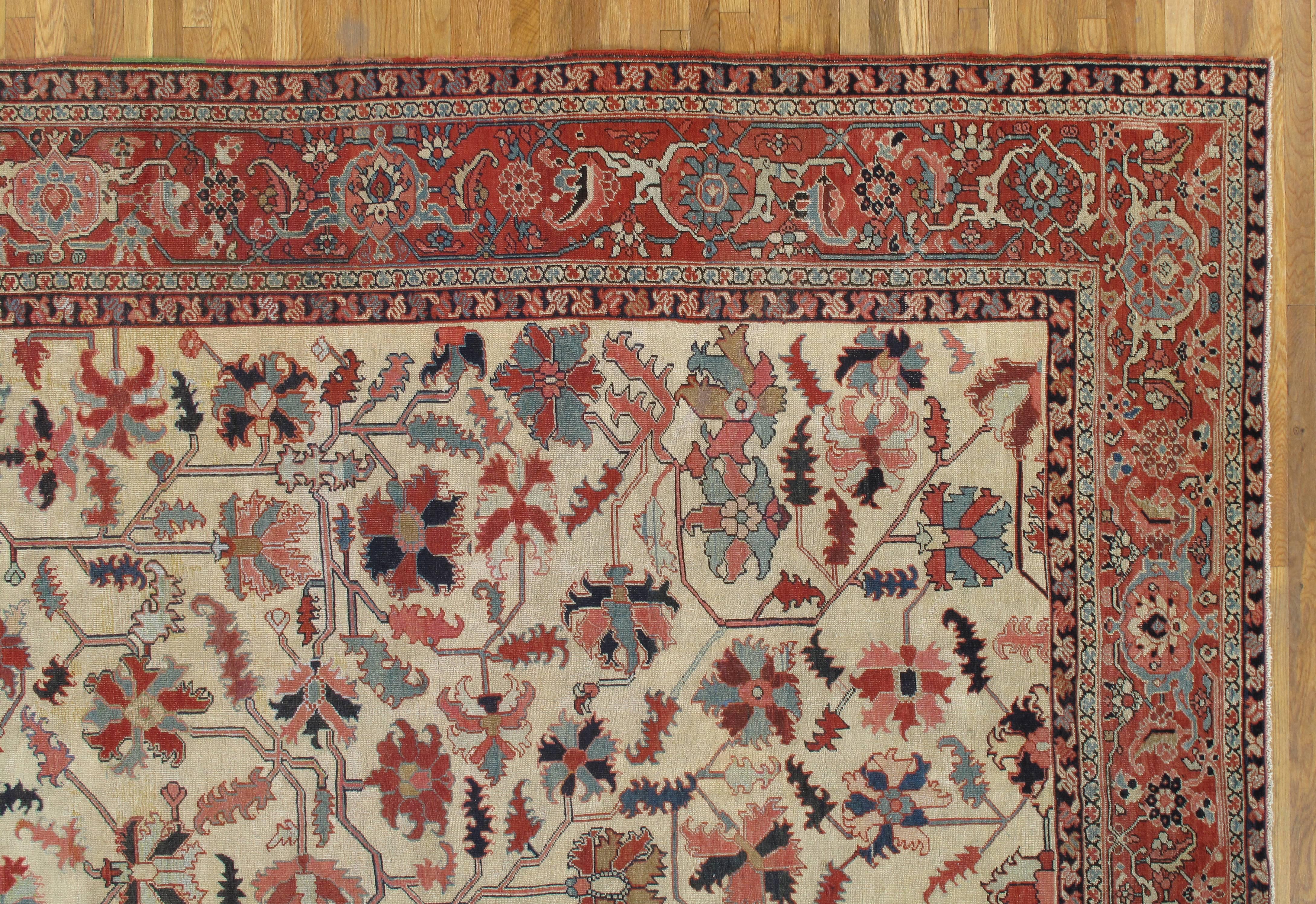 Antiker persischer Serapi-Teppich, handgefertigter orientalischer Teppich aus Wolle, elfenbeinfarben und hellblau (Persisch) im Angebot