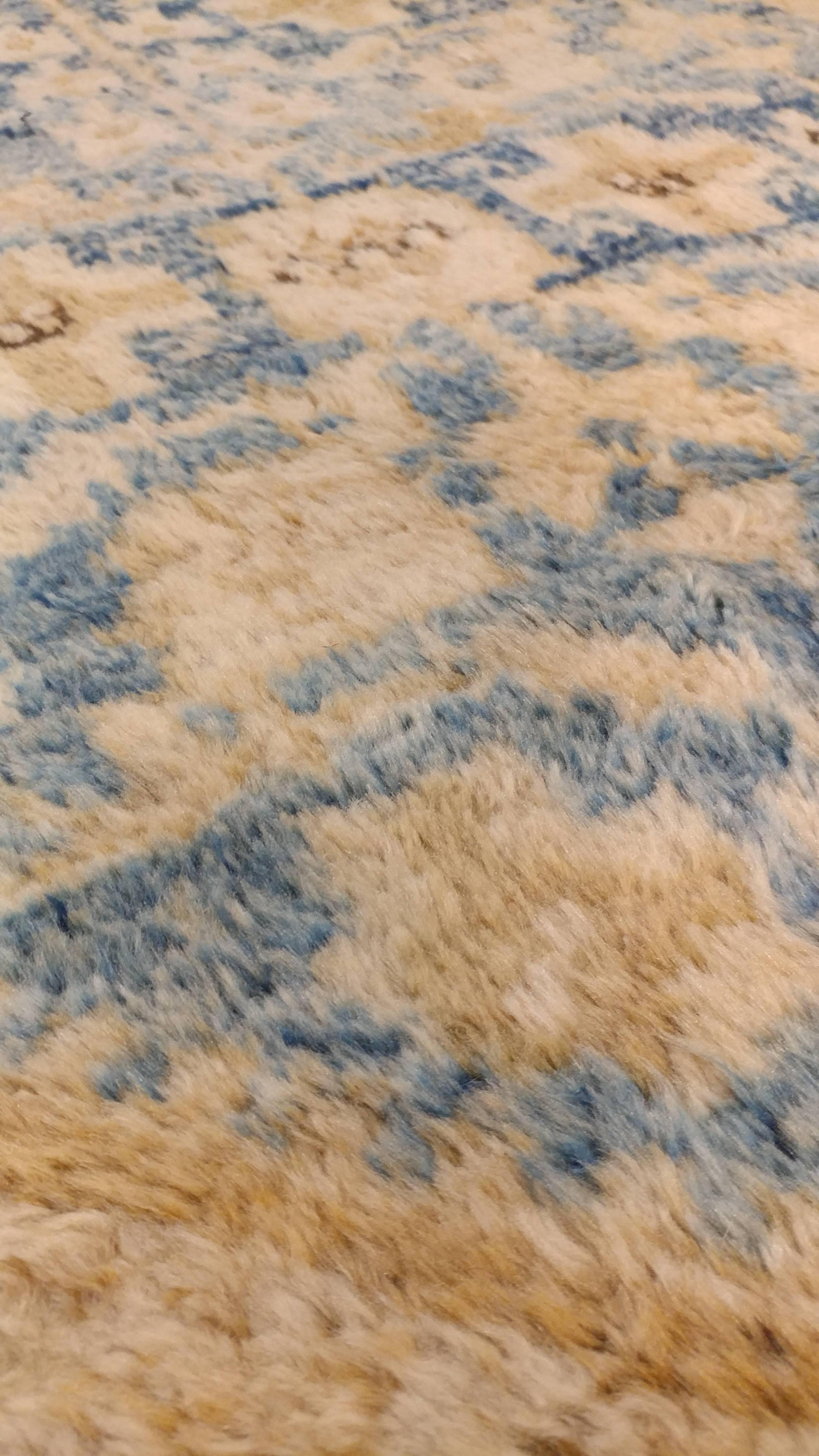 20ième siècle Tapis Malayer ancien, tapis oriental fait à la main, ivoire, taupe, or, bleu clair en vente