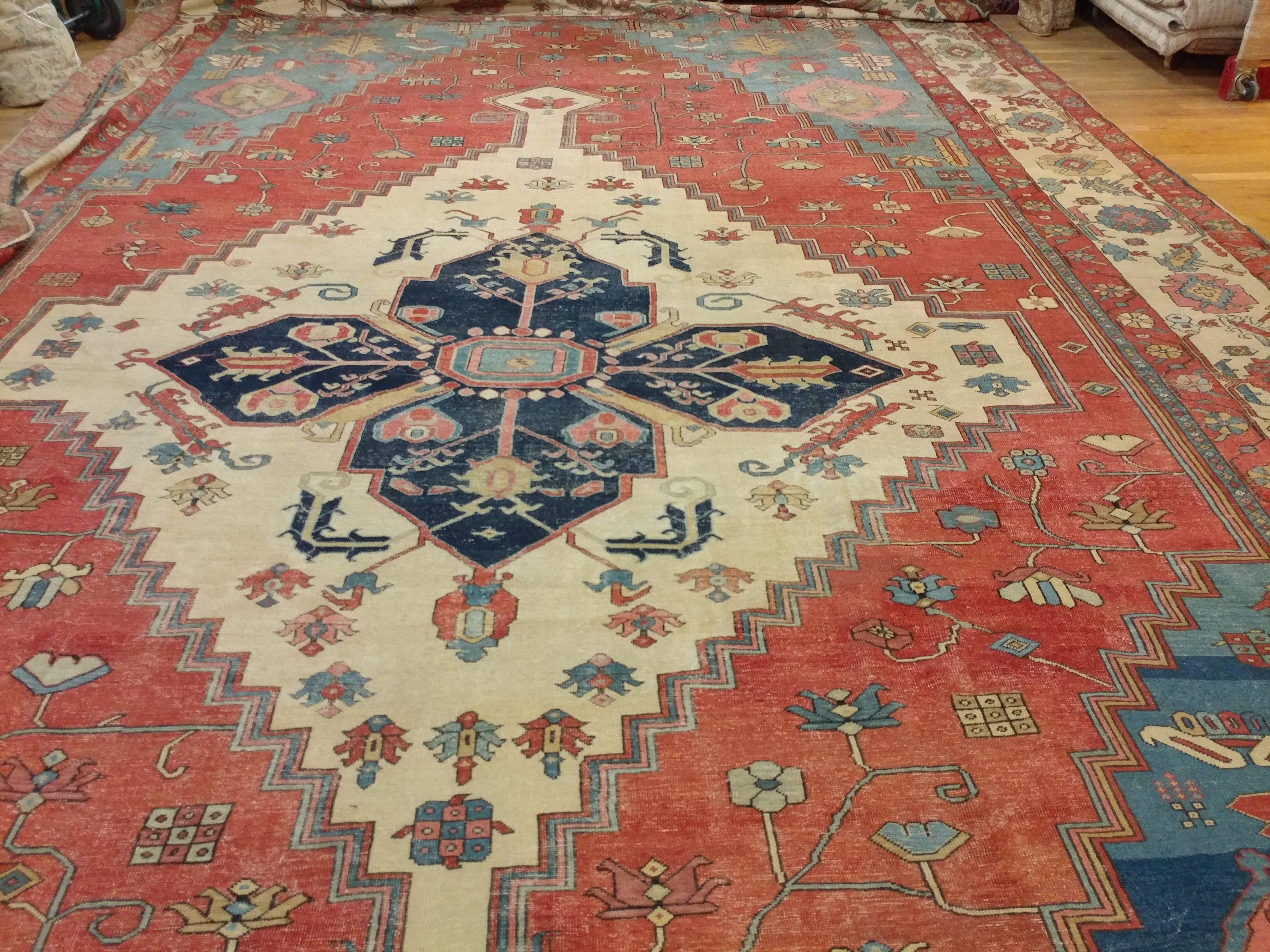 Antique Persian Serapi Carpet, Handmade Wool Oriental Rug, Ivory and Light Blue For Sale 4