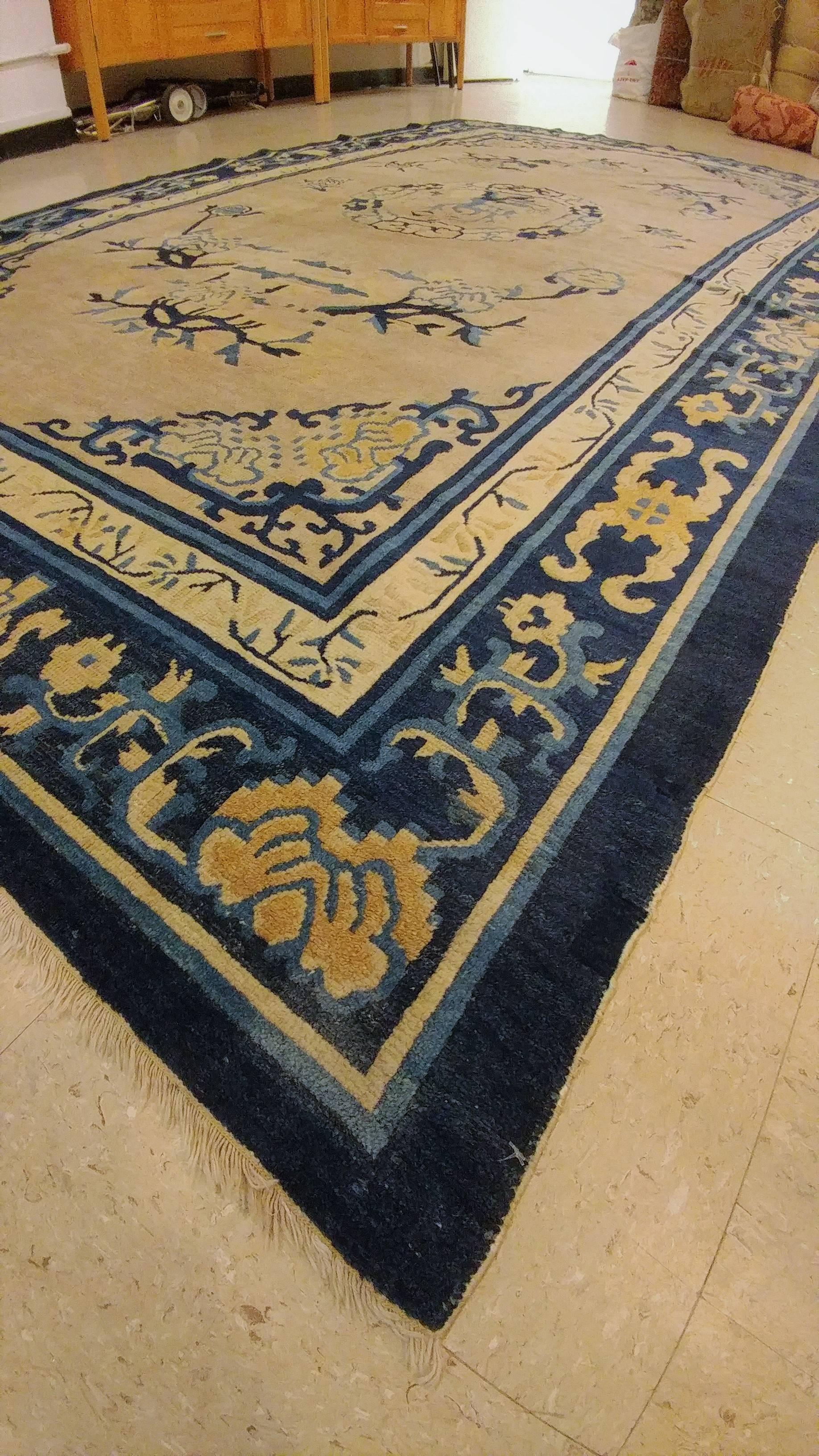 Antiker chinesischer Teppich, brauner und blauer orientalischer handgefertigter Wollteppich im Zustand „Gut“ im Angebot in Port Washington, NY