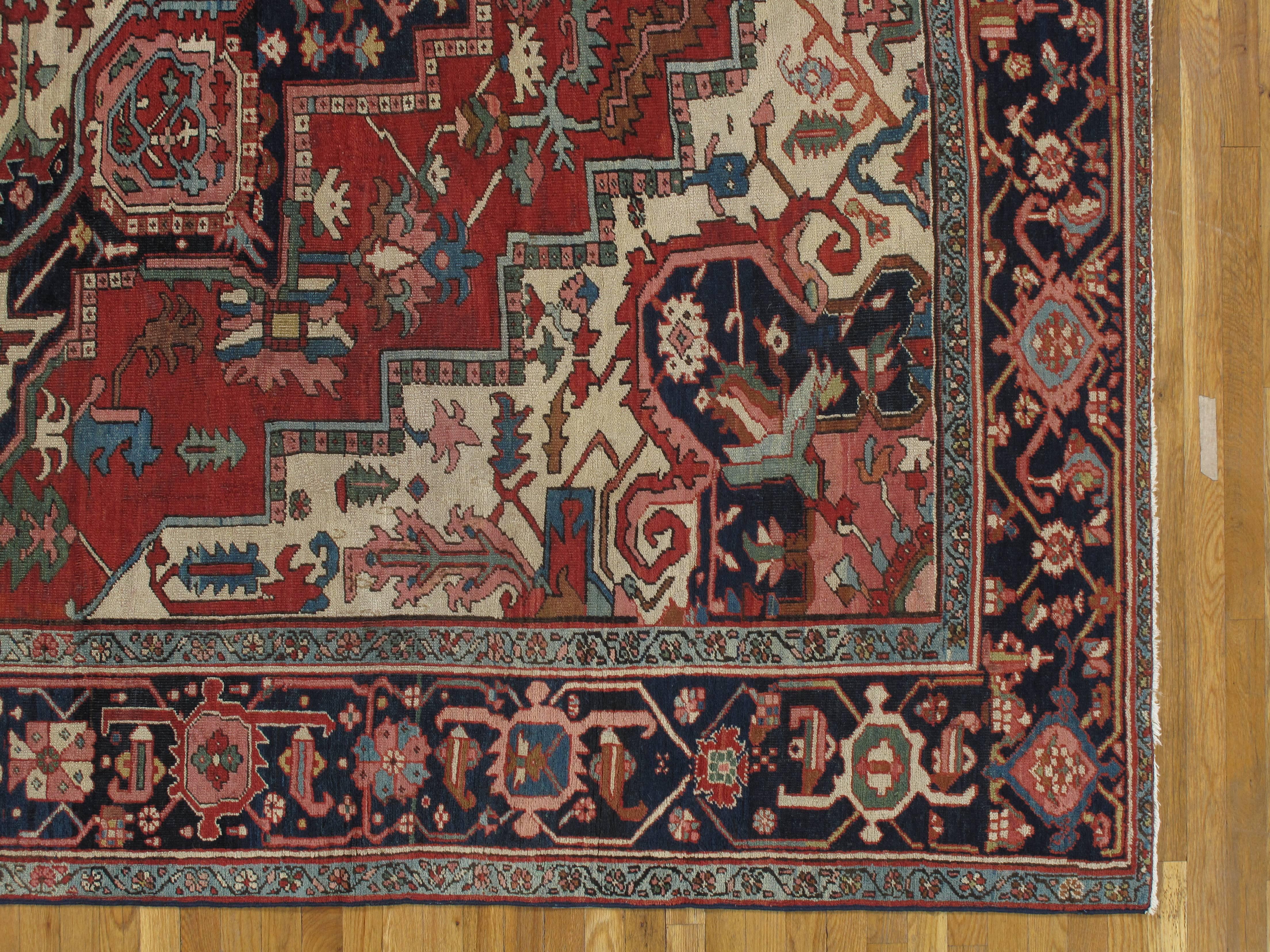 Antiker, schöner Serapi-Teppich, handgefertigter Wollteppich in Rot, Marineblau, Hellblau und Elfenbein (Persisch) im Angebot