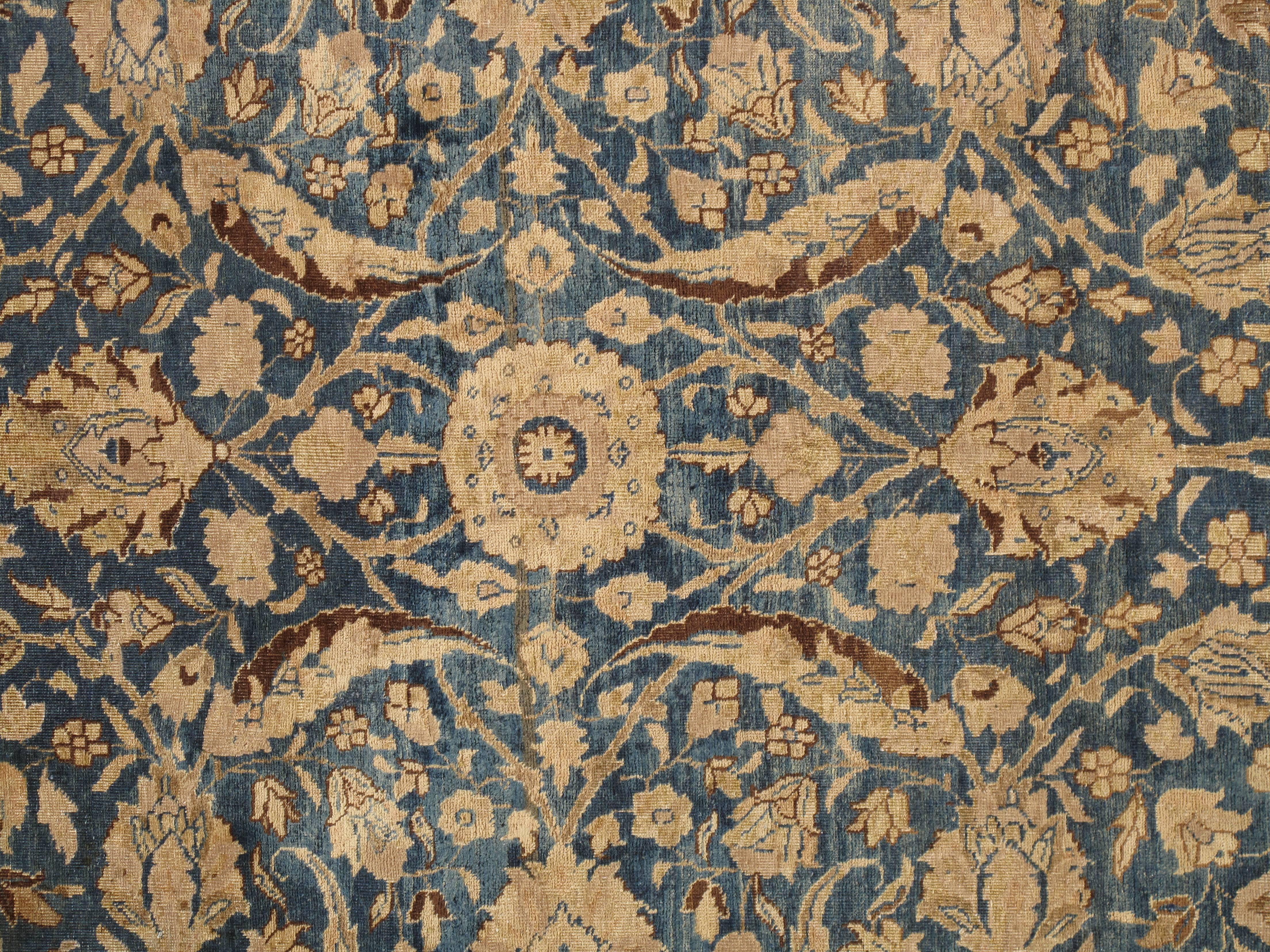 Perse Tapis persan ancien de Tabriz, tapis fait à la main en or à fleurs, bleu et taupe en vente