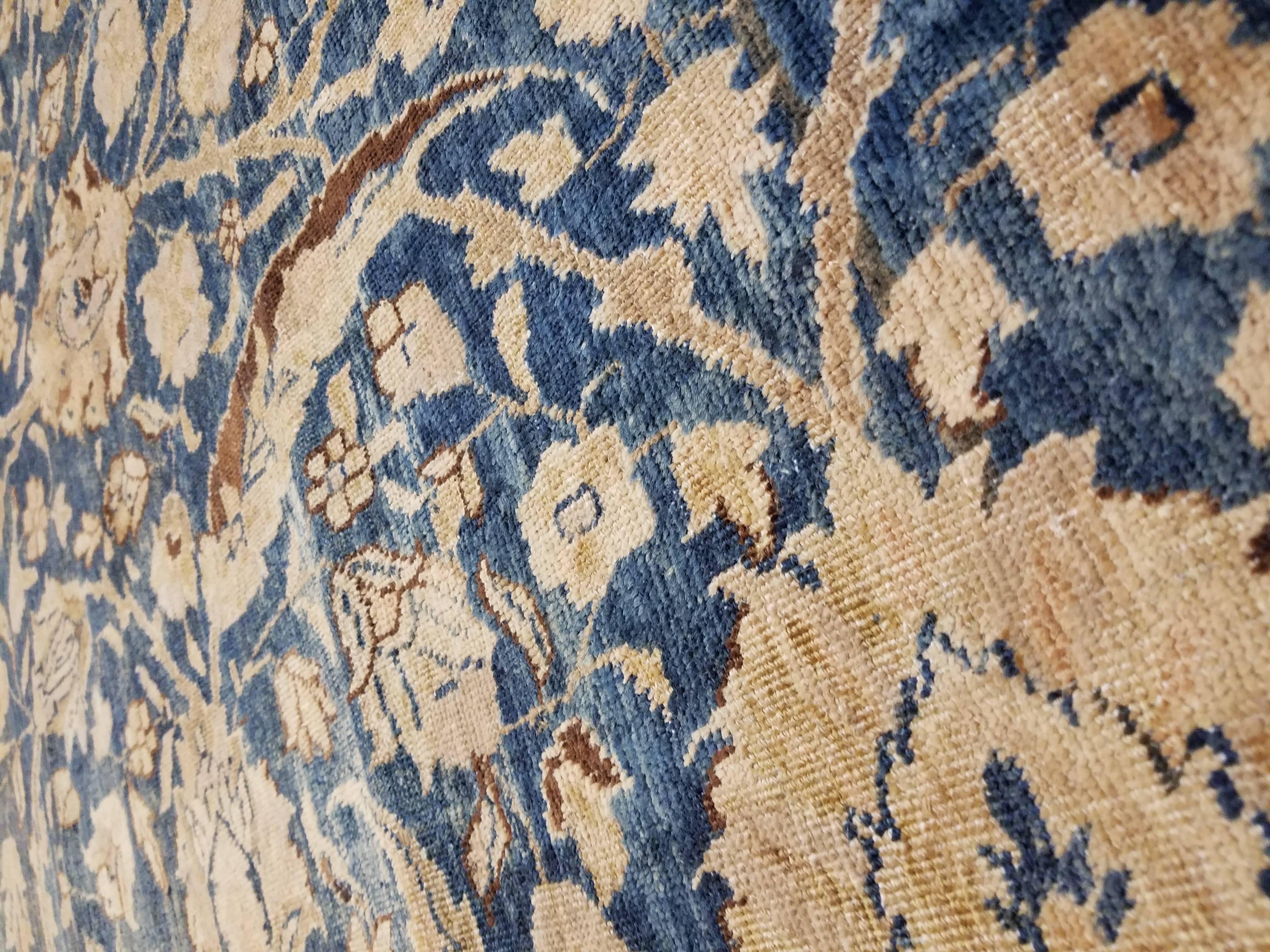 Noué à la main Tapis persan ancien de Tabriz, tapis fait à la main en or à fleurs, bleu et taupe en vente