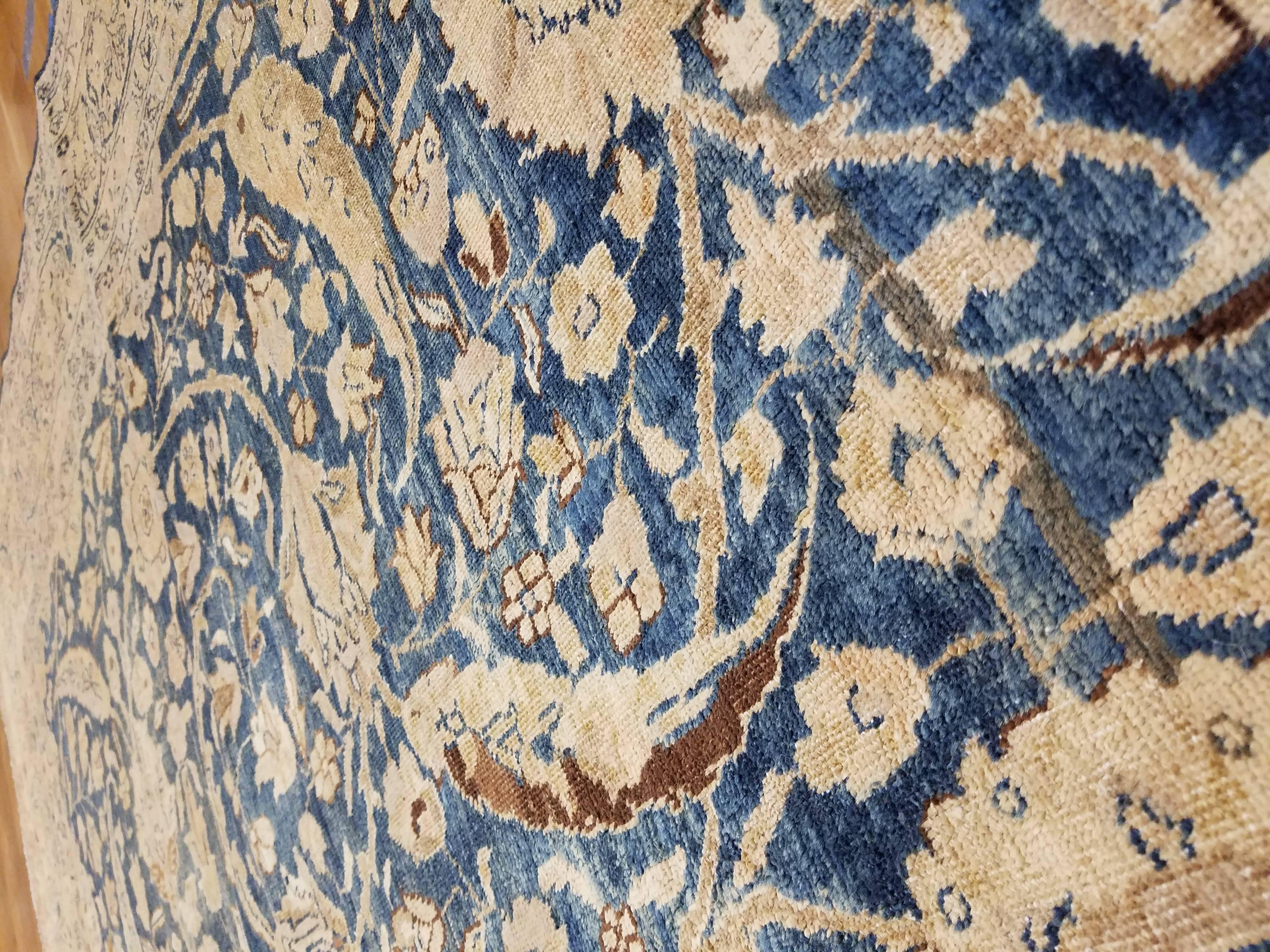 Tapis persan ancien de Tabriz, tapis fait à la main en or à fleurs, bleu et taupe Bon état - En vente à Port Washington, NY